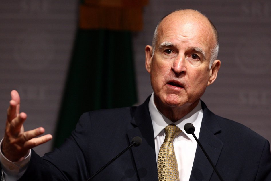 El gobernador de California, Edmund Gerald "Jerry" Brown, habla en una rueda de prensa conjunta con el canciller de México, Jose Antonio Meade. 