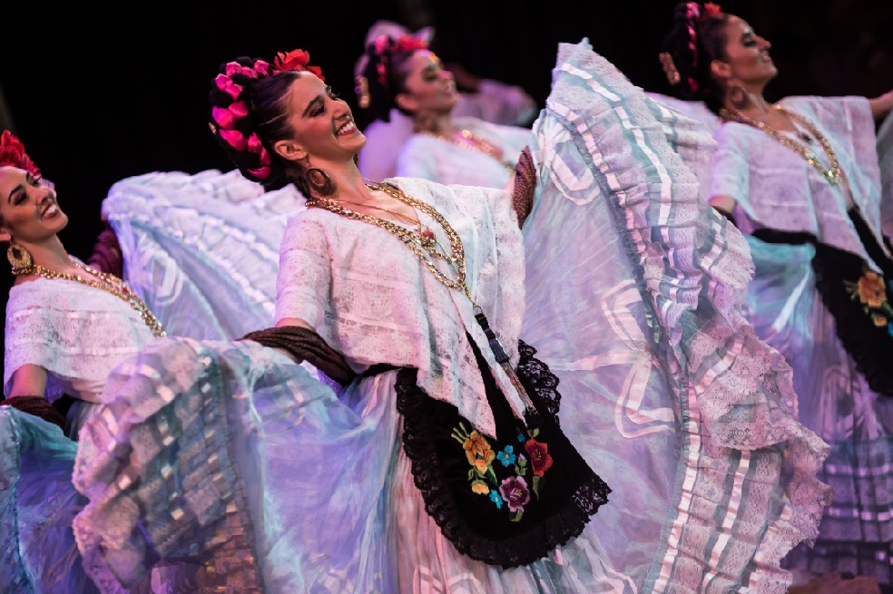 El espectáculo tendrá en escena a más de 70 artistas, entre bailarines, cantantes, y músicos. Las coreografías recrean los elementos que están presentes en la vida rural de estas regiones de México.