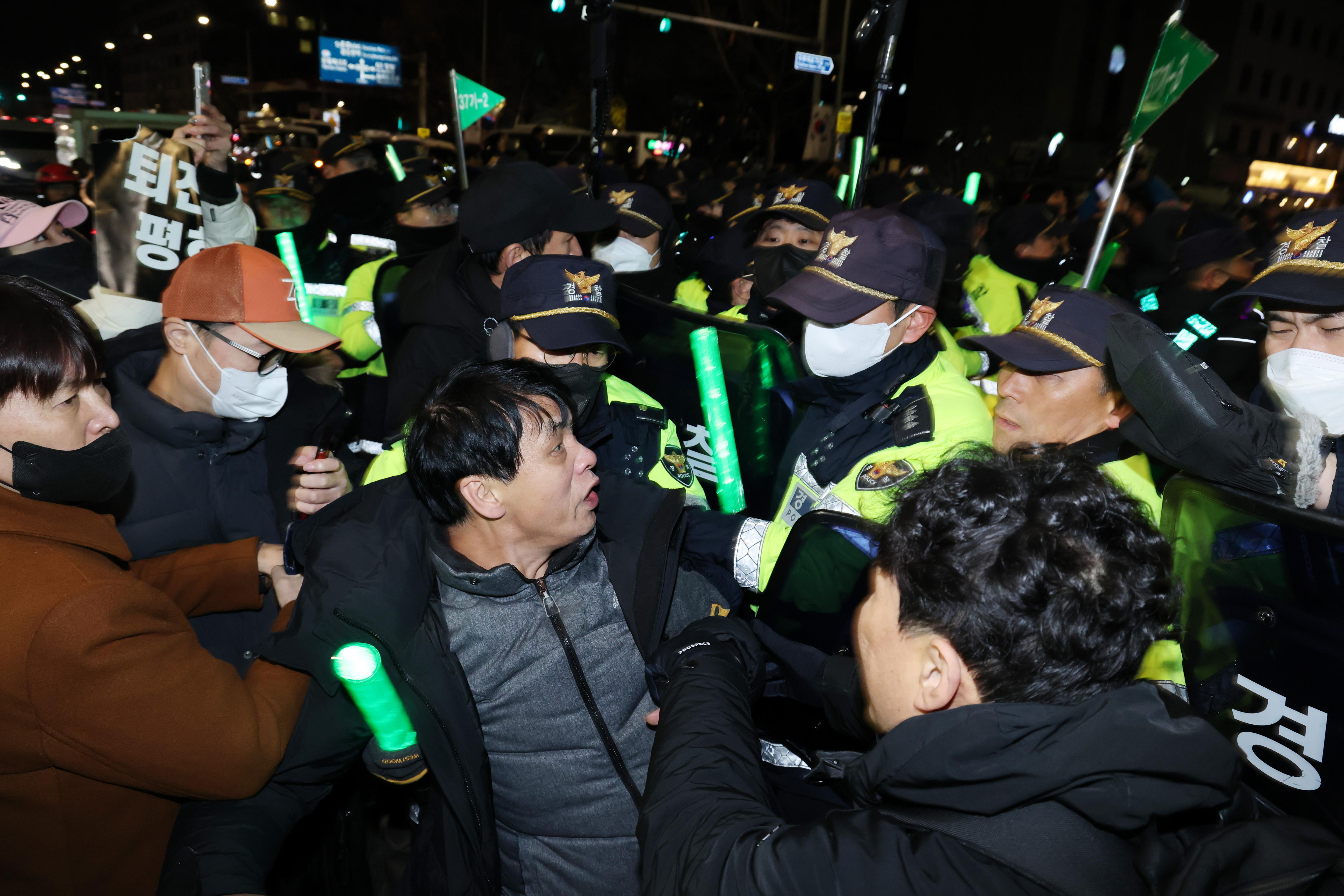 Seoul (Korea, Republic Of), 03/12/2024.- Protesters clash with police officers during a protest outside the National Assembly after South Korean President Yoon Suk Yeol declared martial law in Seoul, South Korea, early 04 December 2024. South Korean President Yoon Suk Yeol had declared martial law on 03 December night, citing the need to root out pro-North Korean forces and uphold the constitutional order. (Protestas, Corea del Sur, Seúl) EFE/EPA/HAN MYUNG-GU