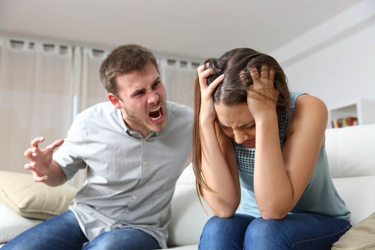 Ten en cuenta estas 7 red flags de tu pareja cuando vas de fiesta. Aprende a identificarlas y saber como esto te puede afectar a ti y tu relación.