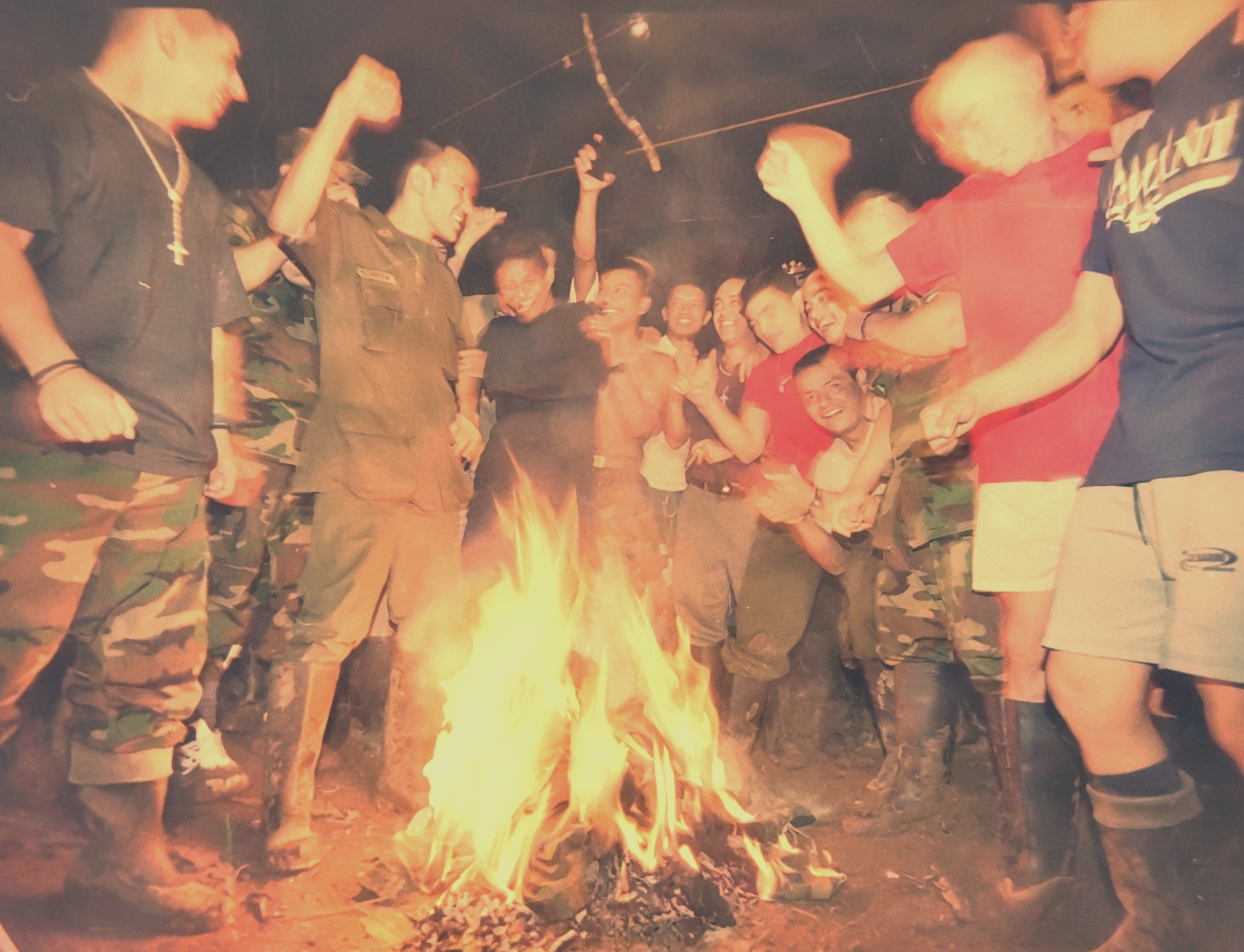 Momentos antes de ser liberados en cumplimiento del acuerdo humanitario, decenas de policías y militares quemaron las ropas que vistieron durante años de secuestro en un campamento en la Macarena, Meta. Las mujeres de Asfamipaz los acompañaron en su camino a la libertad.