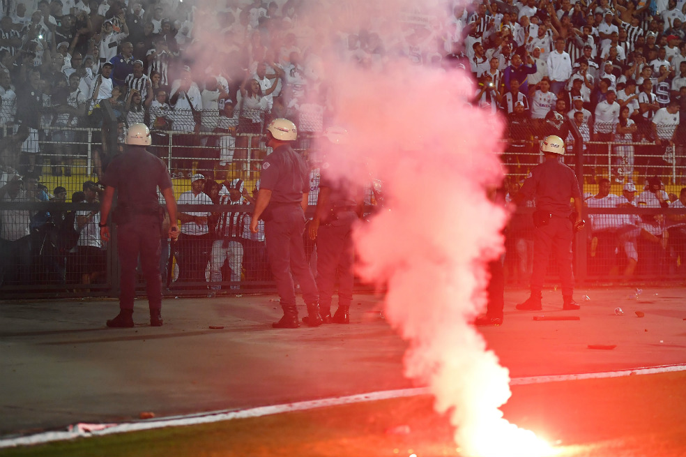 Suspendido el duelo Santos vs. Independiente, por disturbios en las tribunas