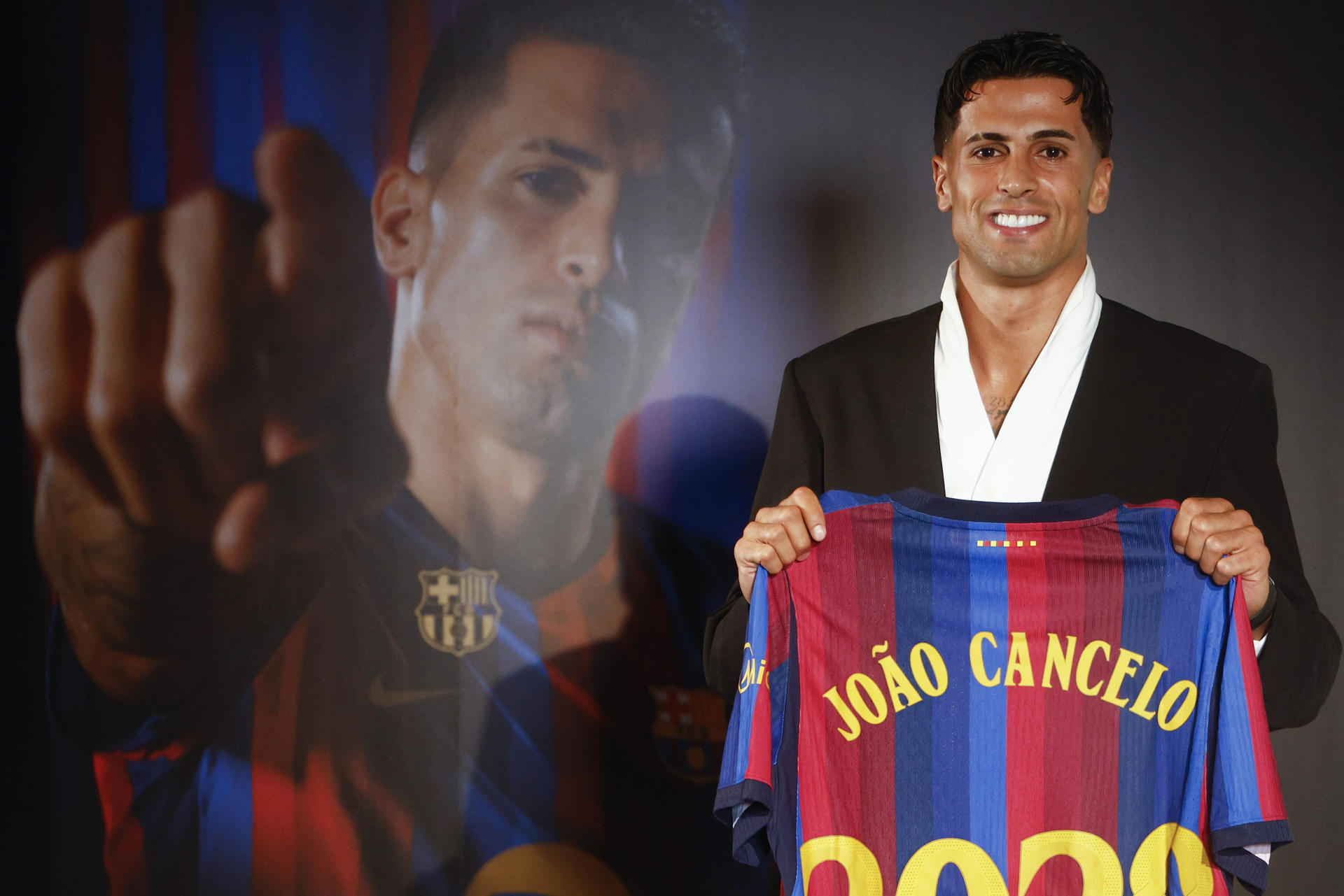 GRAFCAT5420 BARCELONA 20/08/2026.- El lateral portugués Joao Cancelo ha sido presentado esta tarde como nuevo jugador del FC Barcelona tras firmar su nuevo contrato con el FC Barcelona hasta junio del 2029. EFE/ Quique Garcia