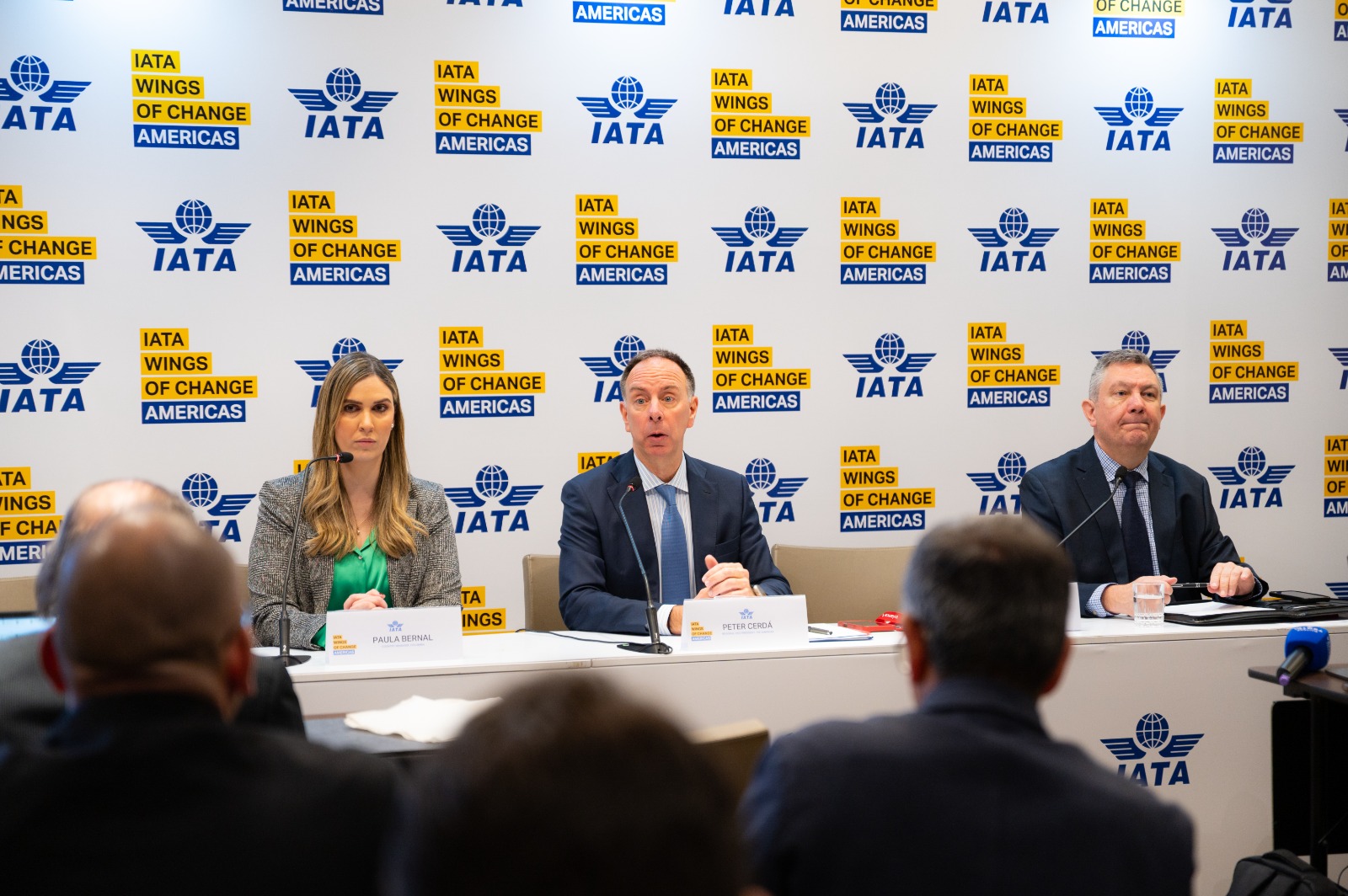 Paula Bernal, gerente de IATA para Colombia; Peter Cerdá, vicepresidente regional para Las Américas, y Markus Ruediger, subdirector de comunicaciones corporativas, en el foro de IATA en Bogotá.