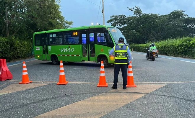 Los trabajos hacen parte de la ampliación de la avenida Cañasgordas y contemplan el montaje de la estructura metálica del nuevo puente vehicular.
