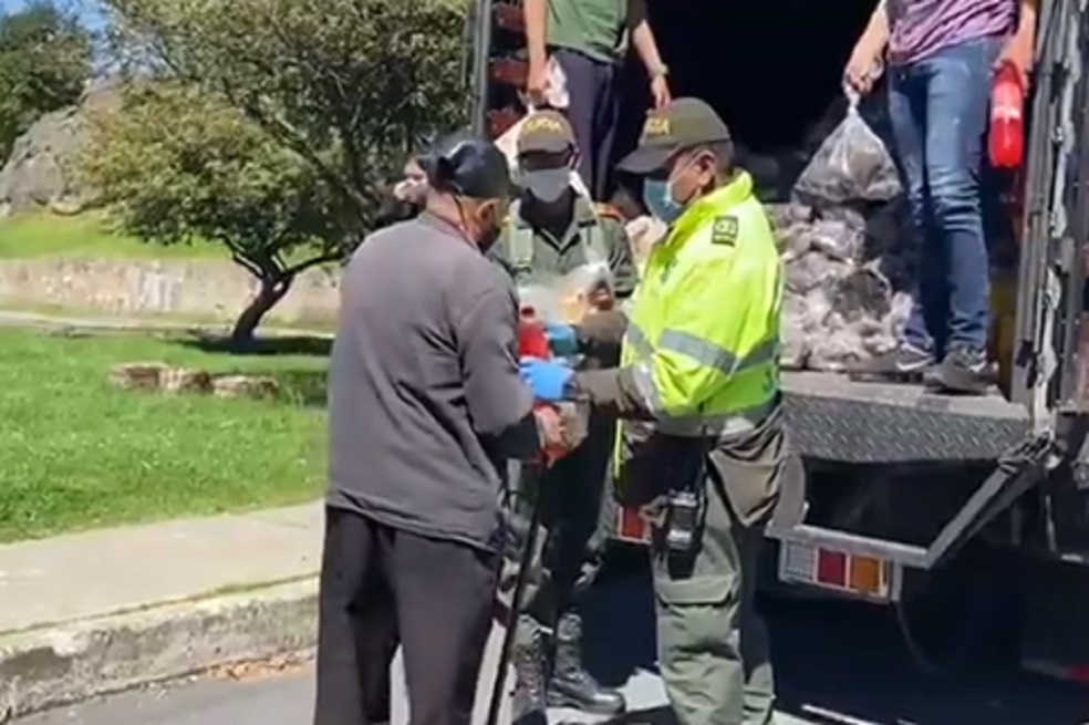 Policía de Bogotá entregó mercados a familias vulnerables de San Cristóbal