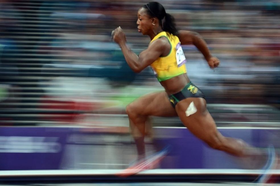 Dominadora de de la velocidad en las pruebas de 200 metros y de relevos 4x100, Veronica Campbell-Brown fue de las primeras jamaiquinas que empezó a dominar el panorama del atletismo mundial. Empezó a nutrir el palmarés de su carrera olímpica con 18 años, ganando plata en Sidney 2000 en la prueba de relevos. Lo culminaría en Atenas 2004 con un bronce en los 100 metros y un histórico oro en los 200 metros, su mayor gesta, una presea que construyó su relato olímpico.