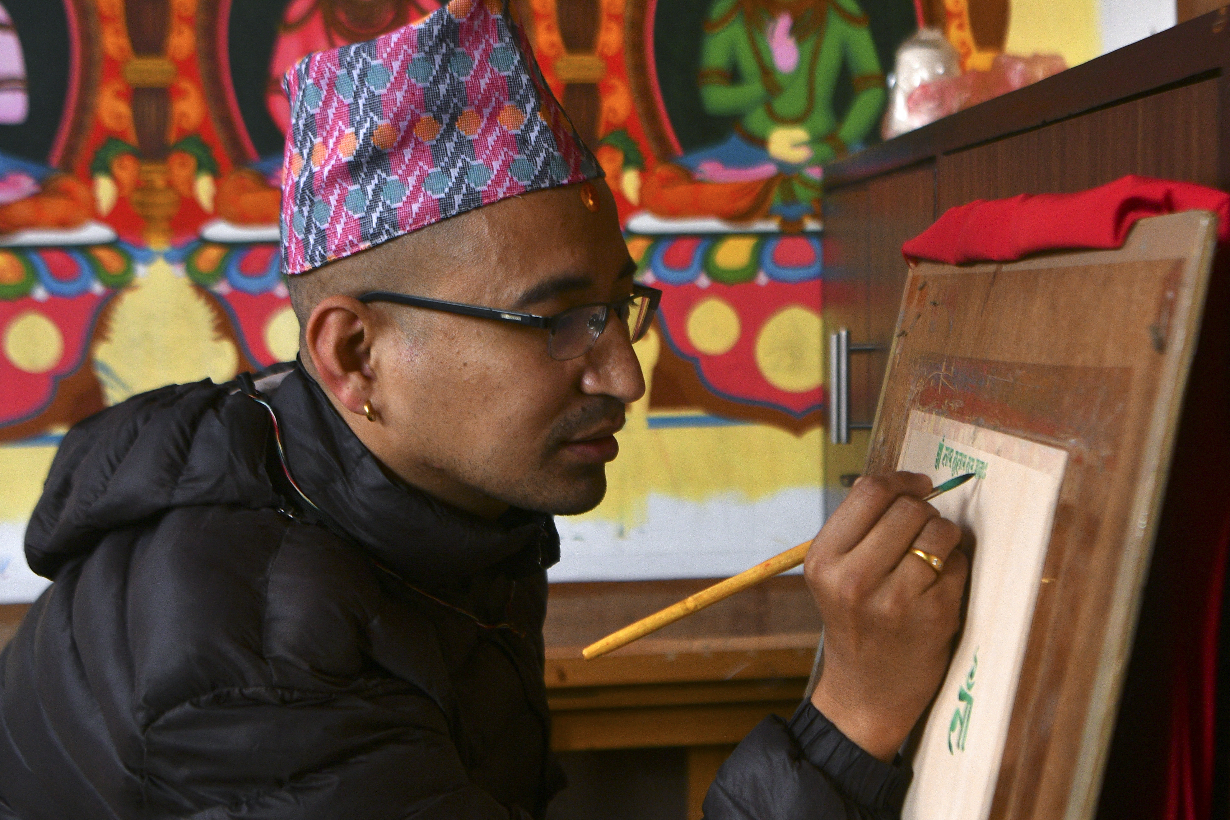 Artista nepalí da vida al Paubha, arte pictórico sagrado de su país