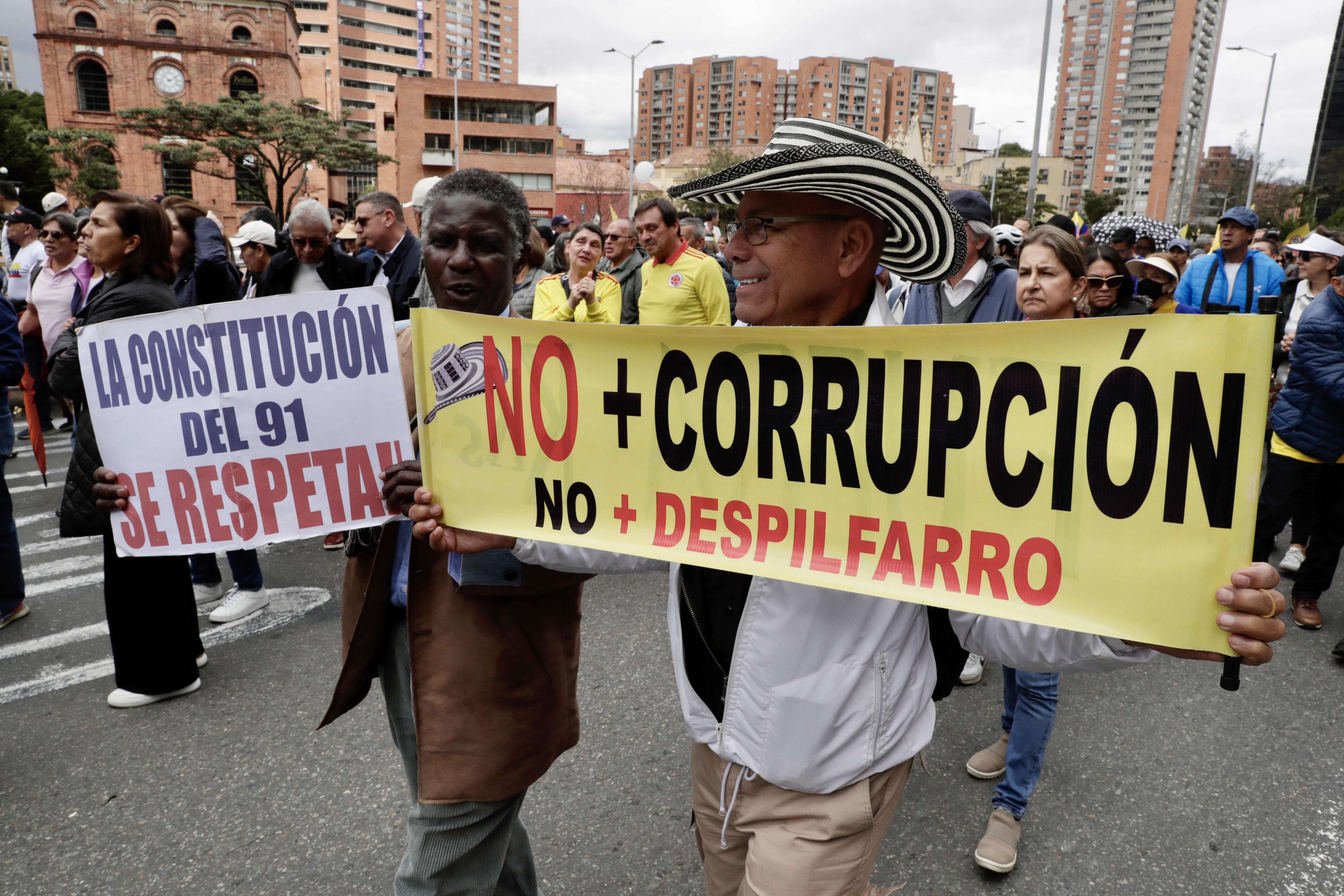 BOG400. BOGOTÁ (COLOMBIA), 23/11/2024.- Personas se manifiestan durante una jornada de protesta realizada contra el Gobierno de Gustavo Petro, este sábado en Bogotá (Colombia). Opositores políticos y sectores inconformes con el Gobierno colombiano salieron a las calles para protestar contra las políticas del presidente Gustavo Petro. EFE/Carlos Ortega