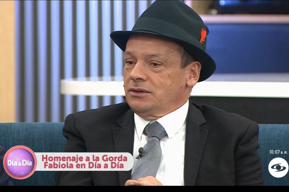 A esta hora, los presentadores de ‘Día a Día’ le rinden un homenaje a ‘La Gorda Fabiola’. Imágenes desde la cámara ardiente en el Concejo de Bogotá.