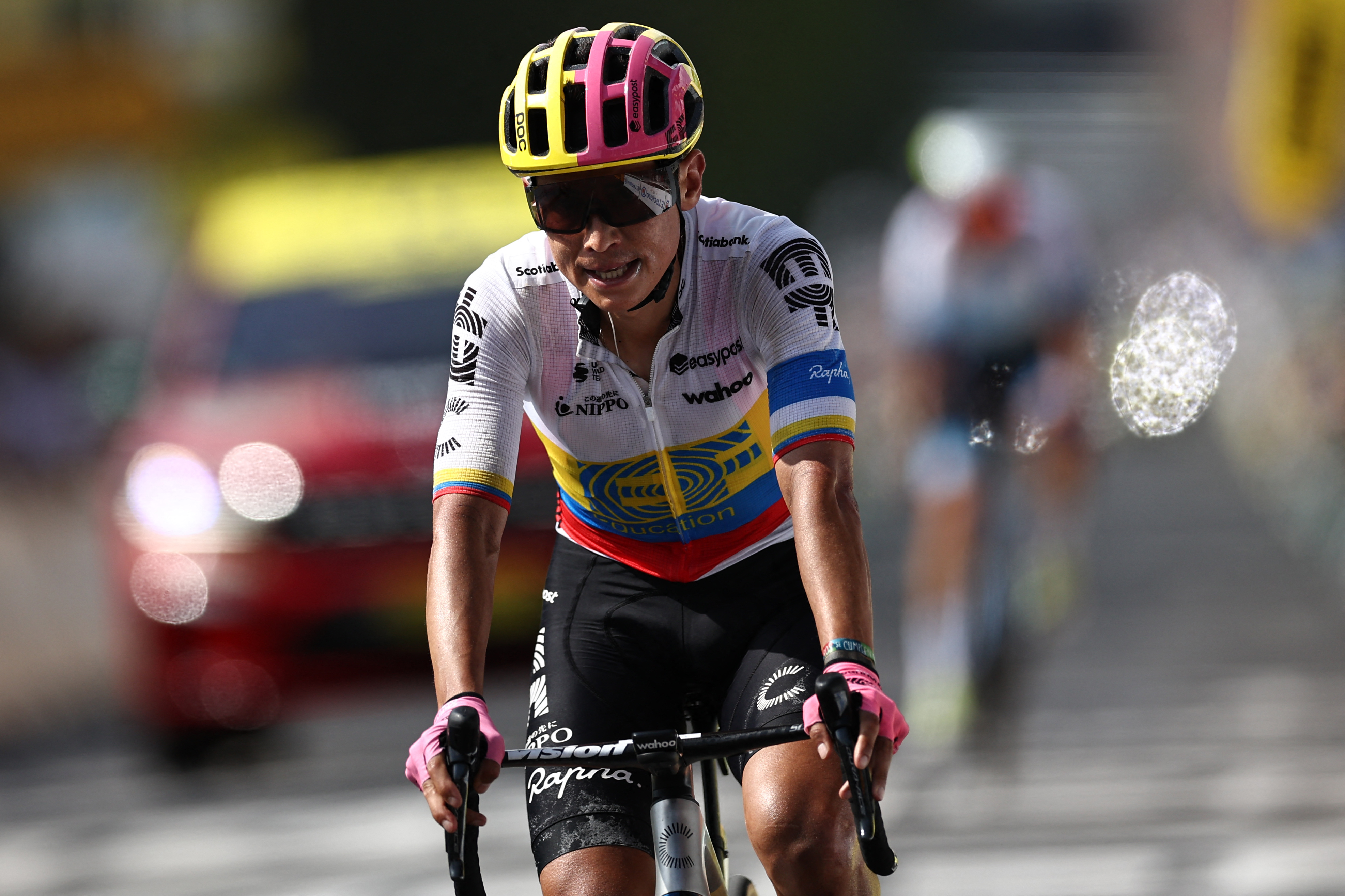 El ciclista colombiano de Easypost, Jhoan Esteban Chaves, llega en bicicleta a la línea de meta de la décima etapa de la 110.ª edición de la carrera ciclista del Tour de Francia, 167,5 km entre Vulcania e Issoire, en las tierras altas del Macizo Central en el centro de Francia, el 11 de julio de 2023 .