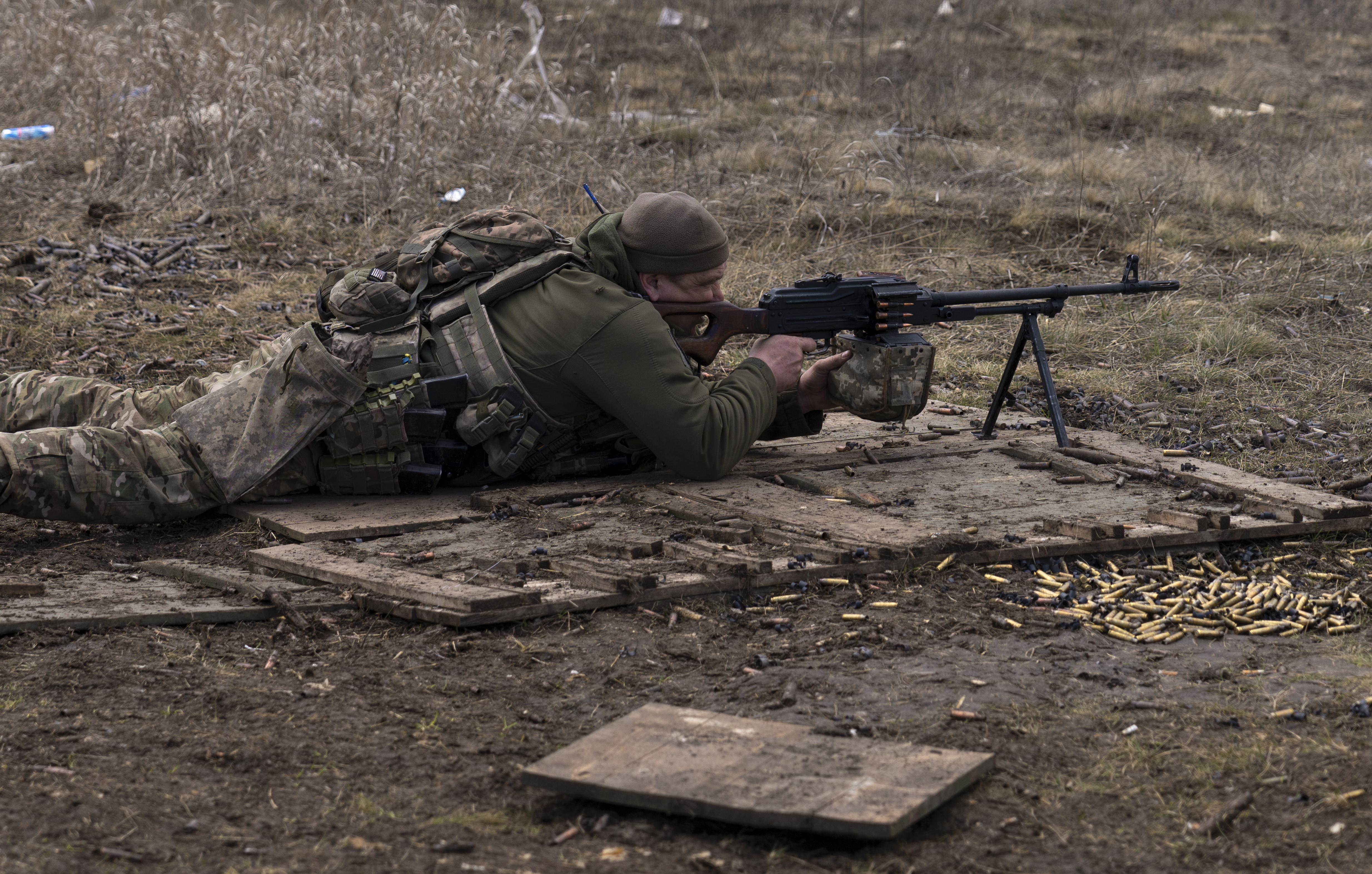Undisclosed (Ukraine), 18/03/2024.- A Ukrainian serviceman from the assault unit of the 72nd Mechanized Brigade named after the Black Zaporozhians aims his weapon duiring military training at an undisclosed location near the frontline, Donetsk region, eastern Ukraine, 18 March 2024, amid the Russian invasion. Russian troops entered Ukraine in February 2022 starting a conflict that has provoked destruction and a humanitarian crisis. (Rusia, Ucrania) EFE/EPA/OLGA KOVALOVA