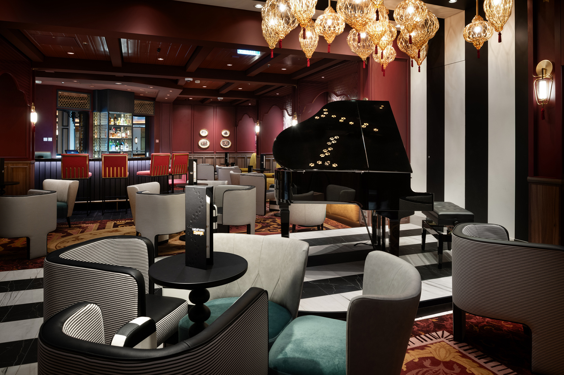 Scat Cat Lounge, que lleva el nombre del felino amante de la música favorito de la película, traerá la maravillosa interpretación del ático de “Ev’rybody Wants to be a Cat” al mundo real por primera vez a bordo del Disney Treasure. El lugar combina la elegancia de un club de jazz de la vieja escuela con referencias artísticas a “Los Aristogatos”. Los visitantes notarán una variedad de detalles ocultos de gatos y guiños a la película clásica, incluido el piano cubierto de patas.