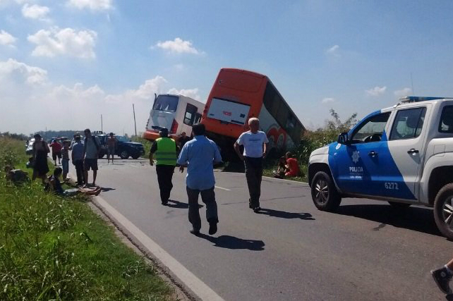 Al menos 10 muertos y 20 heridos en un accidente de autobús en Argentina