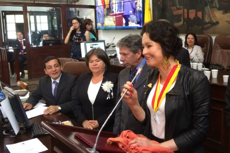 Natalia Ponce, acompañada del presidente del Concejo Roberto Hinestrosa. /El Espectador