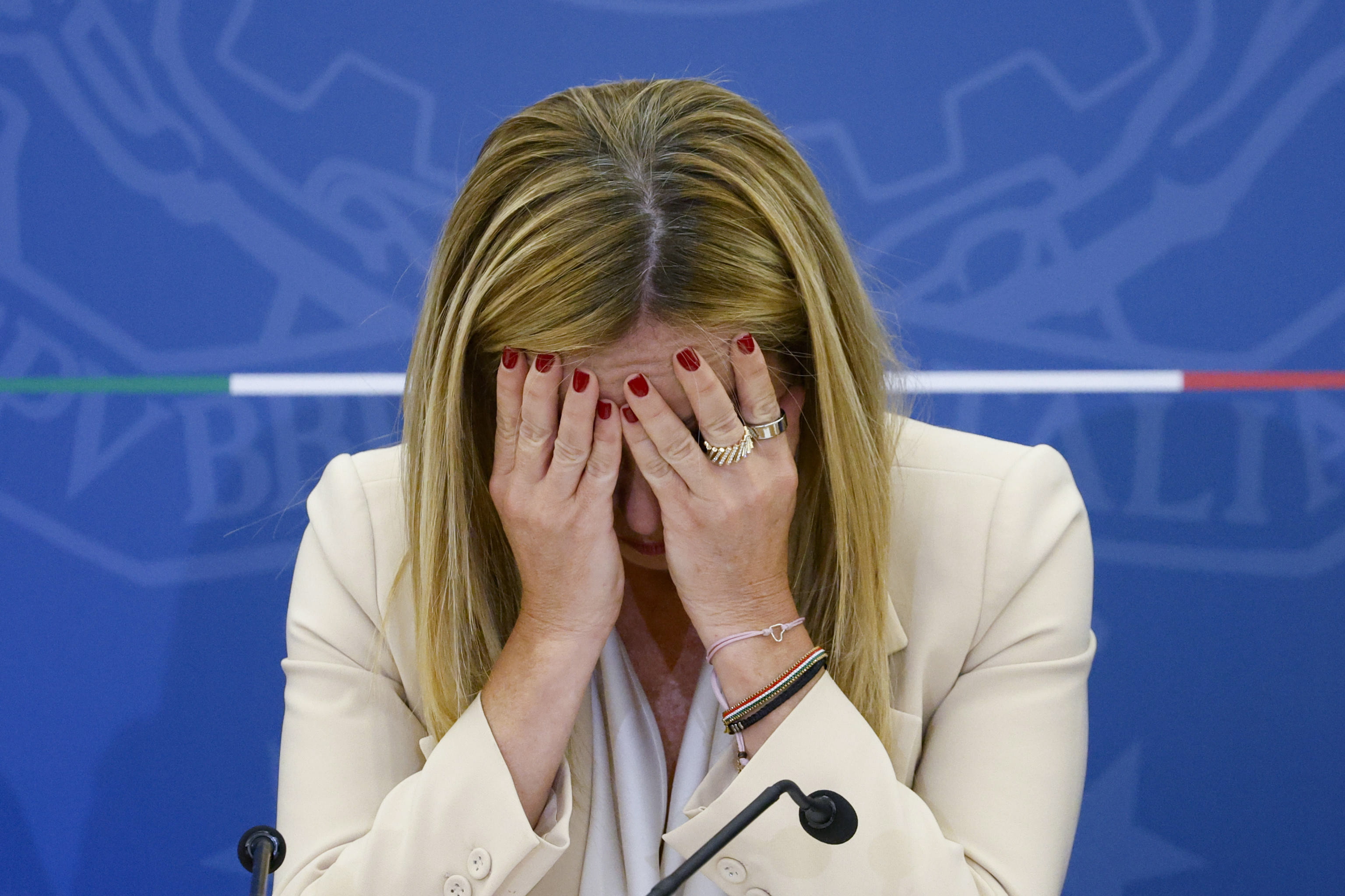 Rome (Italy), 07/09/2023.- Italian Prime Minister Giorgia Meloni gestures during a press conference at the end of a meeting of the Council of Ministers, in Rome, Italy, 07 September 2023. The Italian government on 07 September approved a decree cracking down on juvenile crime. The Caivano Decree, named after the Naples-area town where two cousins were allegedly raped by a youth gang last month, aims to crack down on juvenile crimes through tougher penalties for the parents of minors as well as a 30-million-euro package to clean up the town near Naples. (Italia, Nápoles, Roma) EFE/EPA/FABIO FRUSTACI