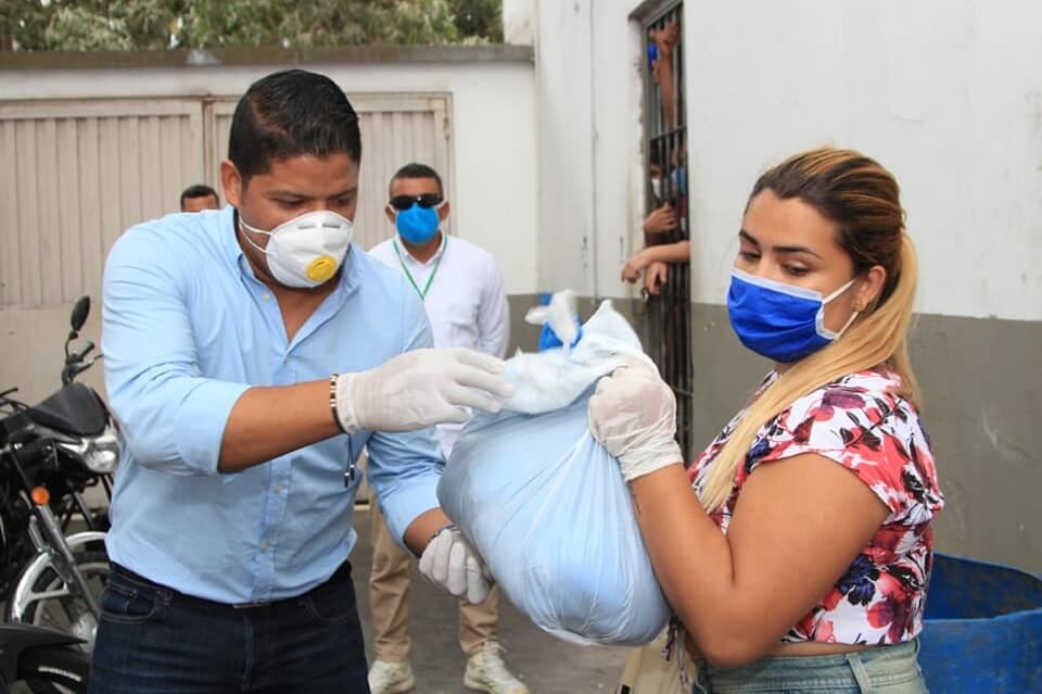 Con colador en mano, alcalde de Malambo dice que atún entregado en mercados es de buena calidad