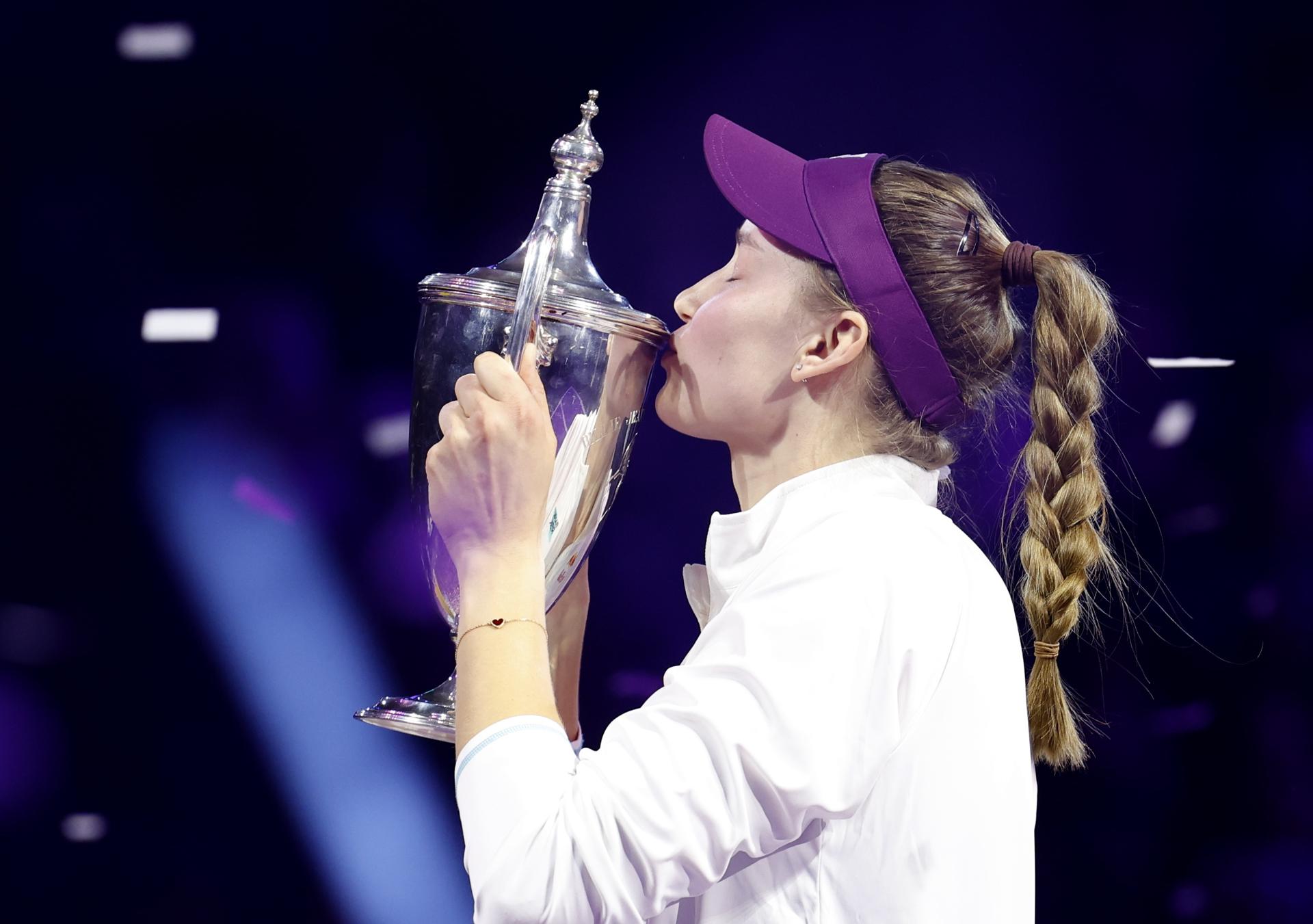 FOTODELDÍA - RIAD (Saudi Arabia), 08/11/2025.- La kazaja Elena Rybakina besa el trofeo tras vencer a la bielorrusa Aryna Sabalenka en el partido final de las Finales WTA 2025 en Riad, Arabia Saudita. EFE/STRINGER