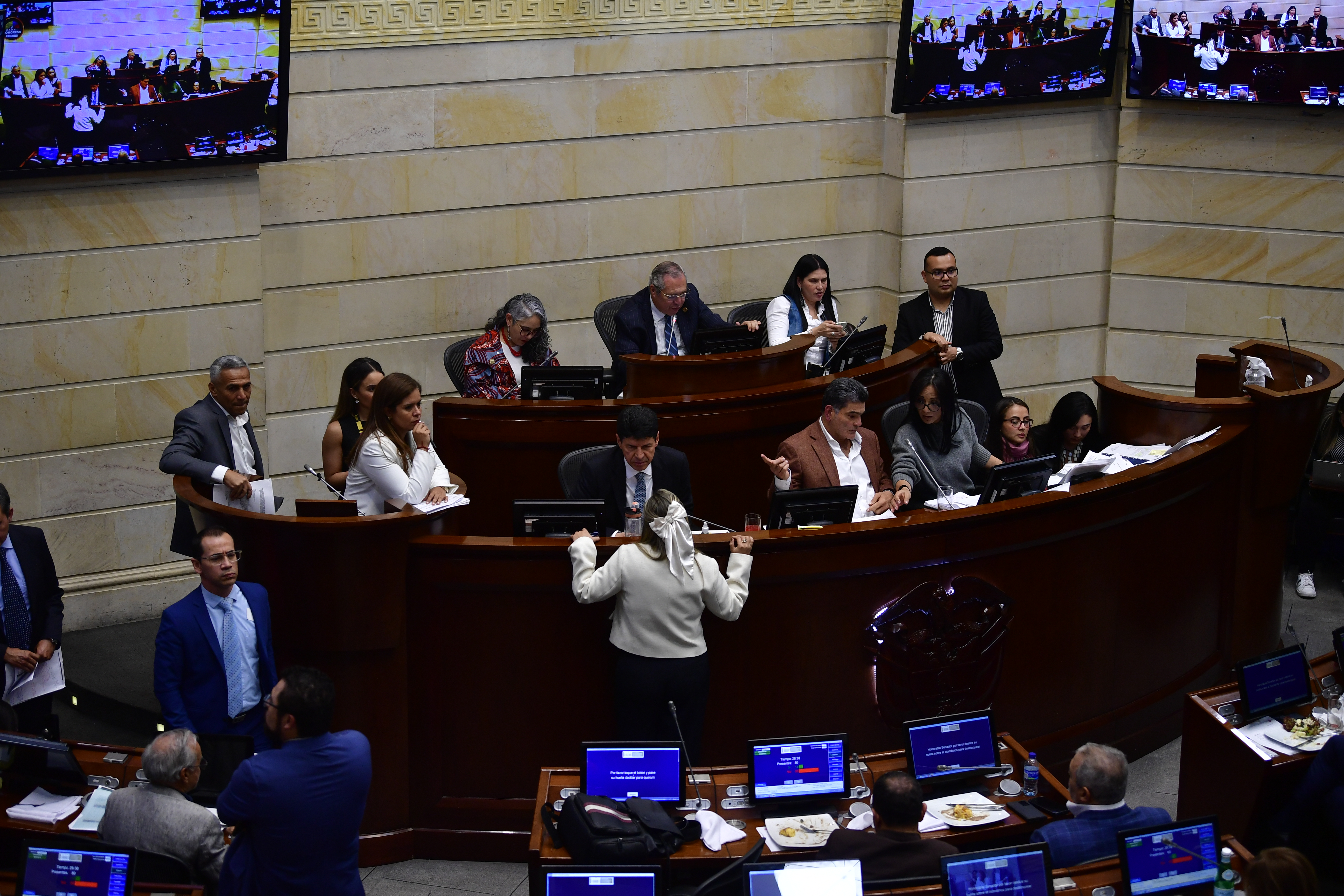Plenaria sobre el cupo de endeudamiento en Colombia con la presencia del ministro de hacienda Ricardo Bonilla y Luis Fernando Velasco ministro del Interior