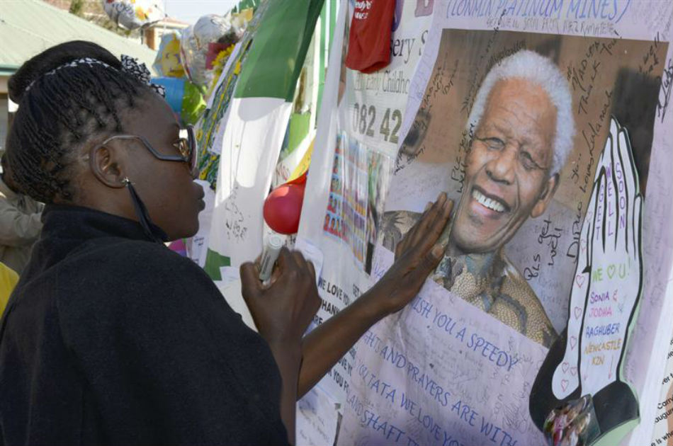 Mandela «siente a veces dolor» pero «está bien»