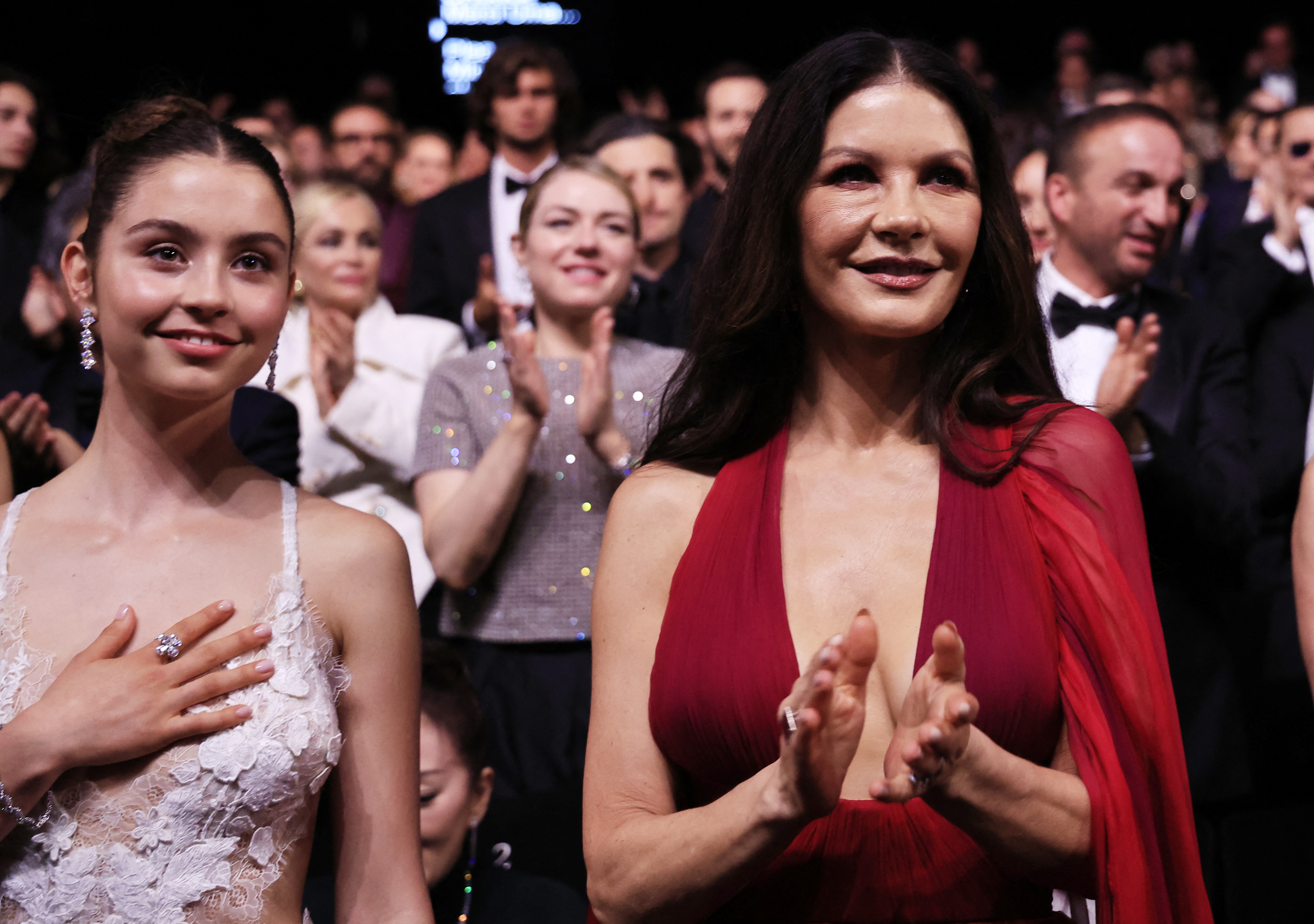 La actriz británica Catherine Zeta-Jones (derecha) y su hija Carys Zeta Douglas (izquierda) asisten a la ceremonia de apertura de la 76ª edición del Festival de Cine de Cannes en Cannes