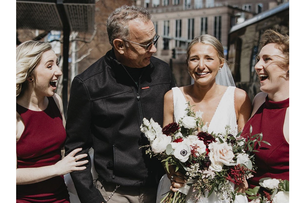 ¡Listo para la foto! Tom Hanks se ´coló´ en las fotos de una boda