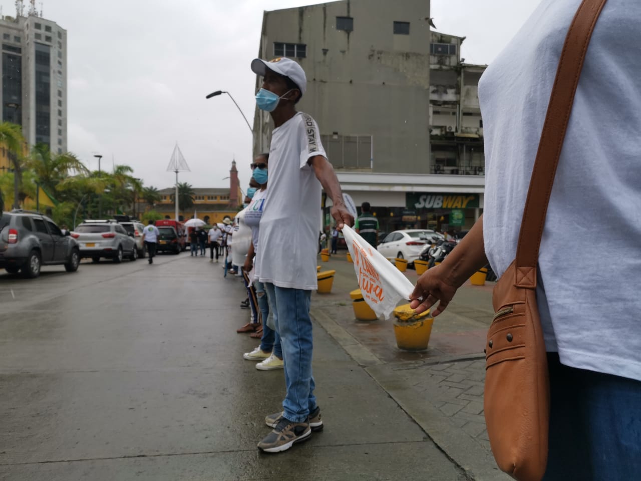Con pañoletas blancas agarradas de mano los bonaverenses salieron a las calles.