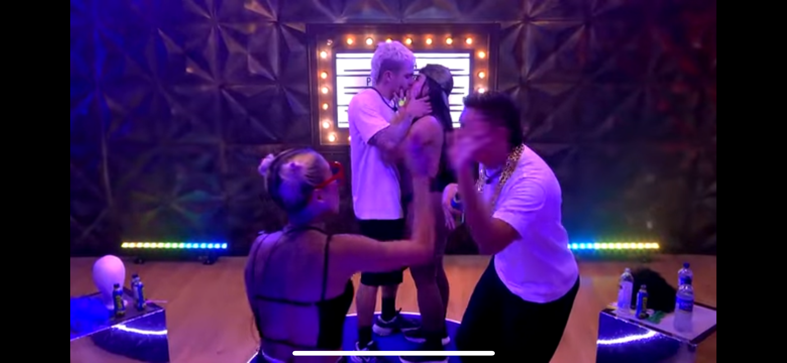 Altafulla y Karina García se dieron apasionado beso en LCDLF. Su mánager reaccionó