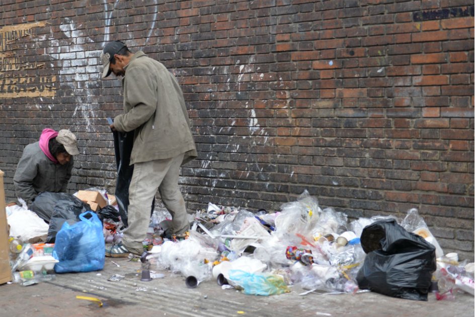  La comunidad se queja también por los desechos y las basuras que dispersan los habitantes de calle en las aceras en busca de alimentos y elementos para reciclar. /El Espectador