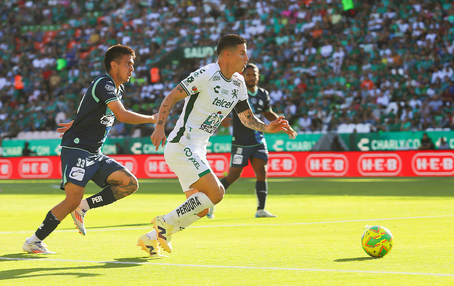 MEX9549. LEÓN (MÉXICO), 12/04/2025.- James Rodríguez (d) de León disputa un balón con Jorge Rodríguez (i) de Puebla este sábado, durante un juego por la jornada 15 del torneo Clausura 2025 de la Liga MX en el estadio León en Guanajuato (México). EFE/ Luis Ramírez