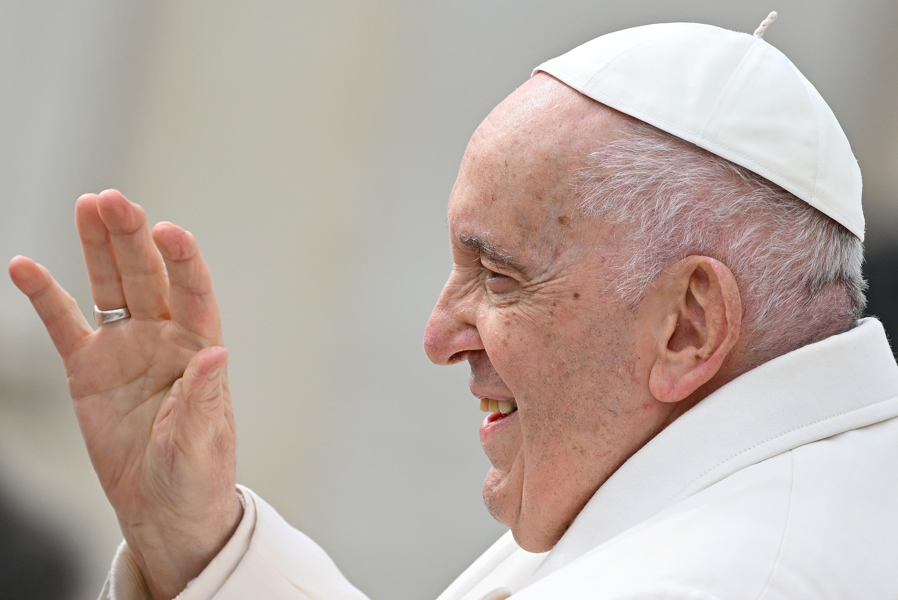 ¿Cómo está la salud de Francisco? Está hospitalizado y con infección respiratoria