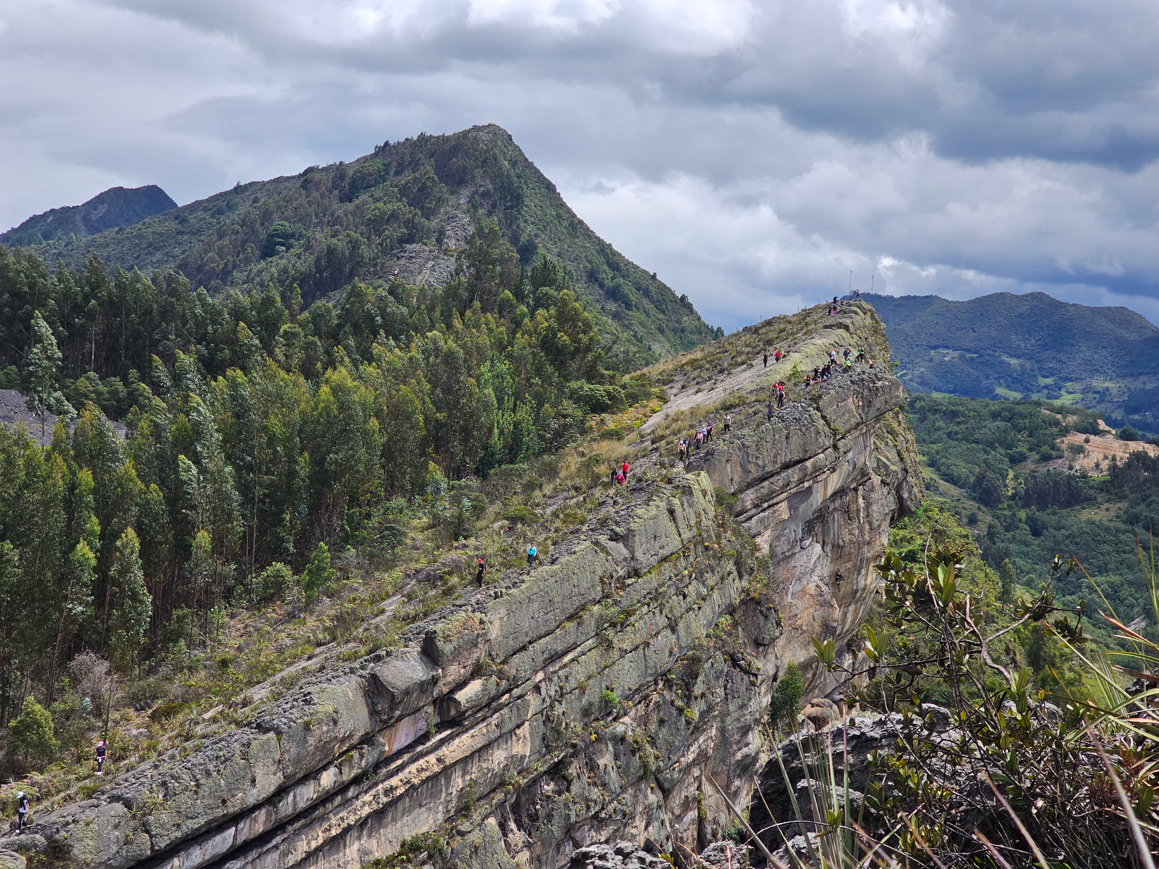 Apata Colombia recomienda recorrer los farallones con calma, permitiendo que el paisaje y sus historias se revelen poco a poco al visitante.