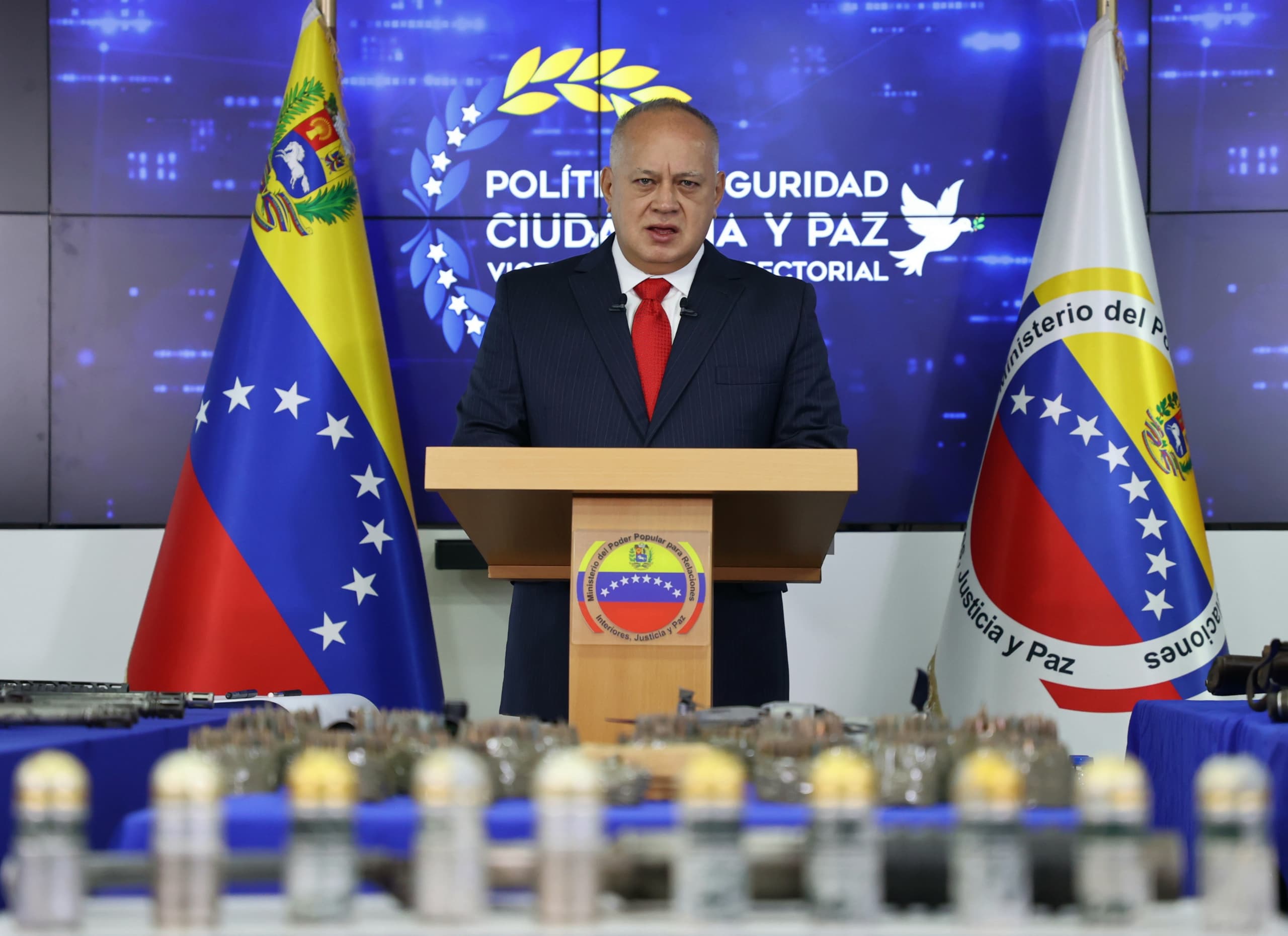 Cabello amenazó a Edmundo González con unas esposas si intenta volver a Venezuela