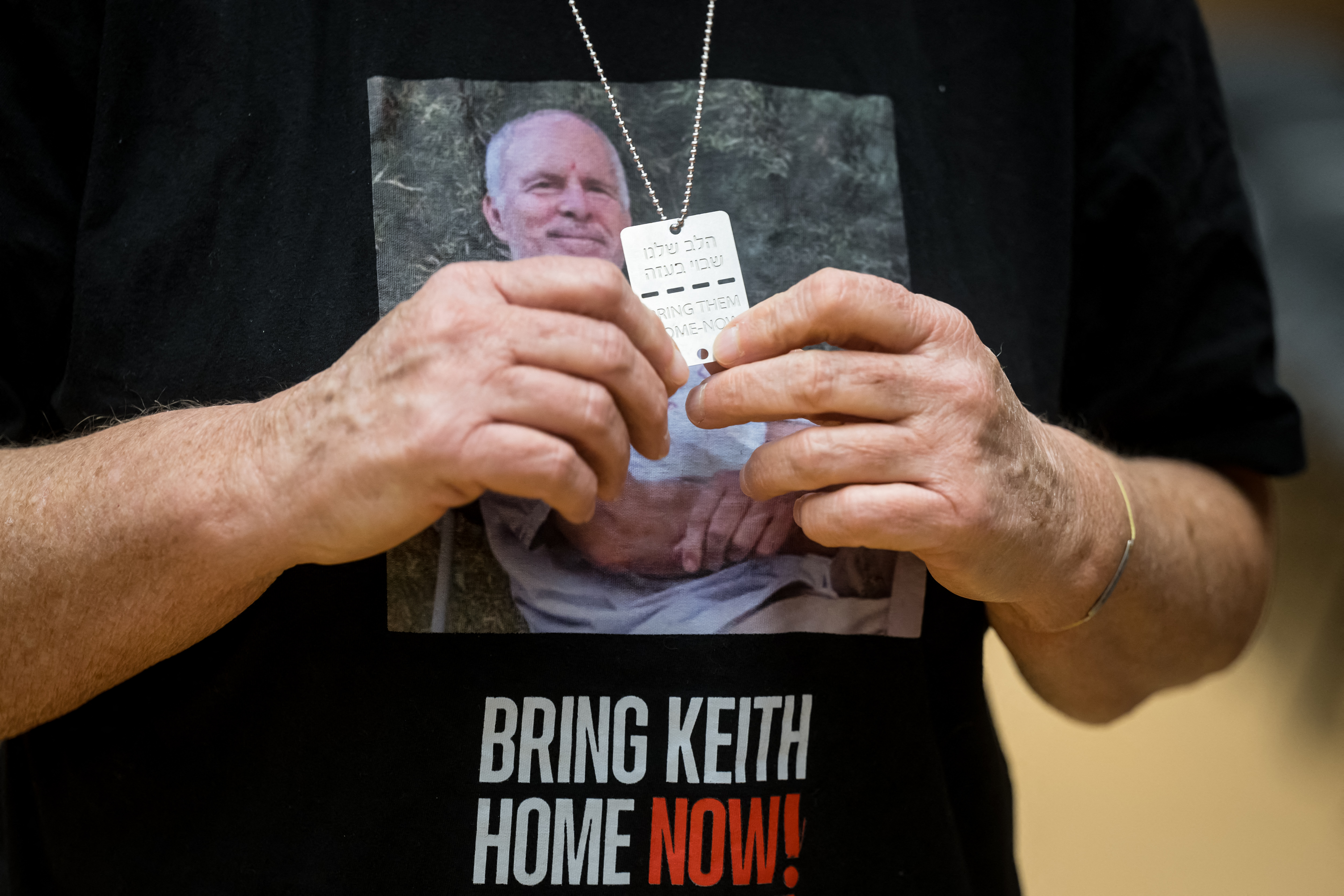 Aviva Siegel, exrehén de Hamás, posa con una camiseta que muestra una foto de su marido Keith Siegel, todavía en manos del grupo palestino.