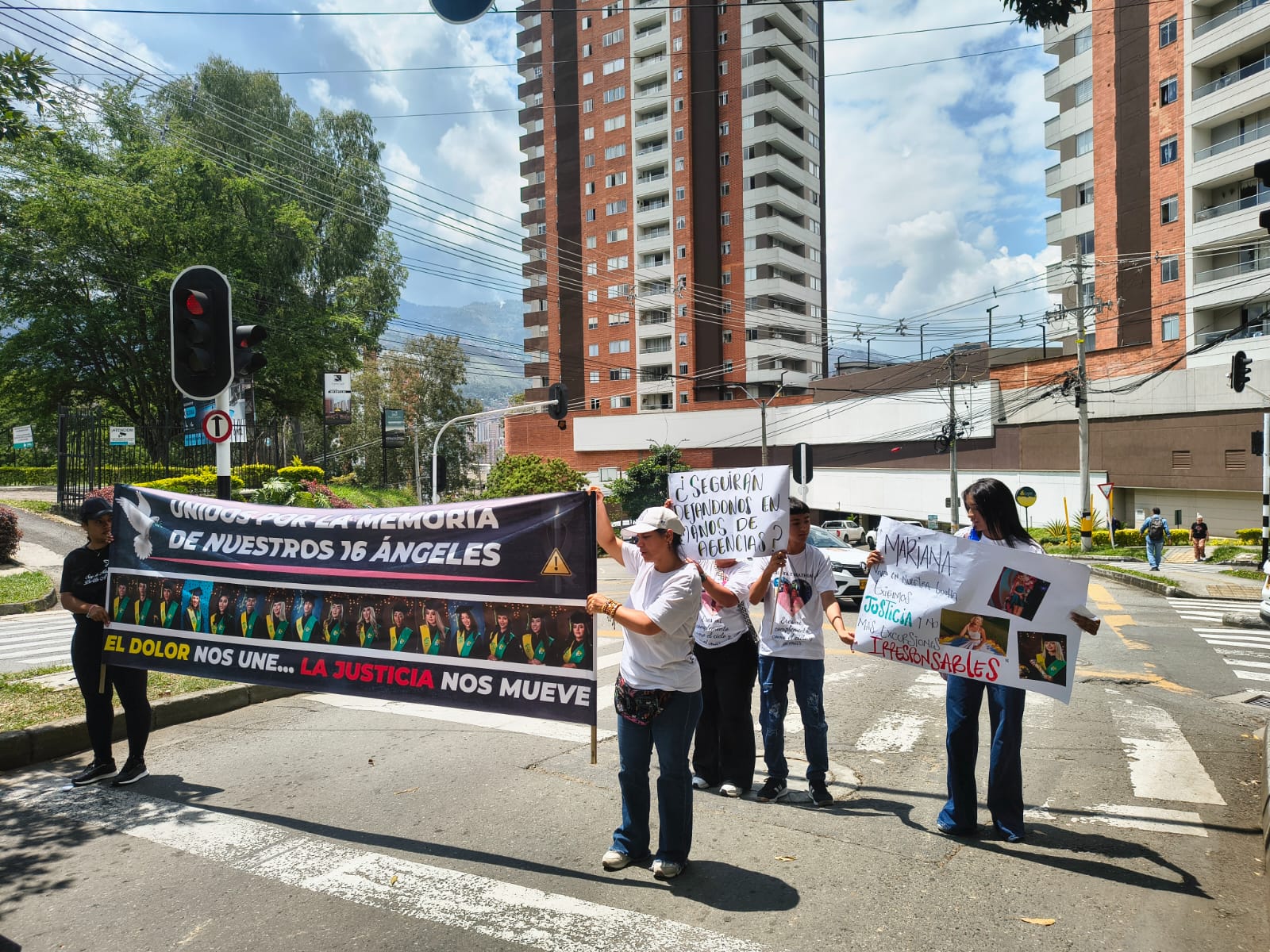 Familiares de las víctimas protestaron el 14 de abril frente al Liceo Antioqueño.