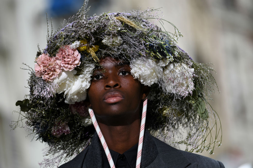 En su desfilecon Off White, el diseñador hizo desfilar a sus modelos entre un bucólico parterre de claveles blancos.