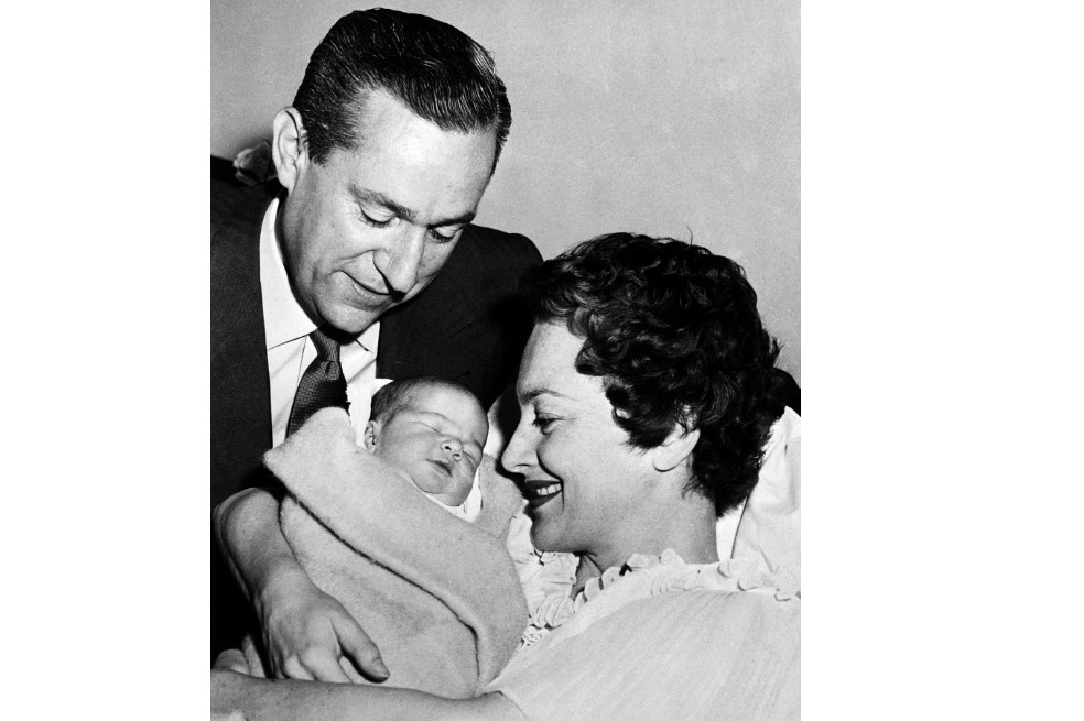 Olivia de Havilland y su esposo, Pierre Galante junto a su bebé Gisèle.