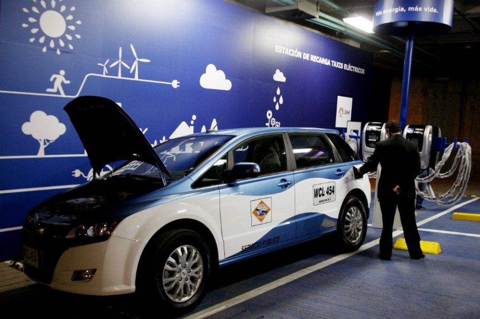 Gremio de taxistas desaprueba propuesta de Petro de pasar a vehículos eléctricos