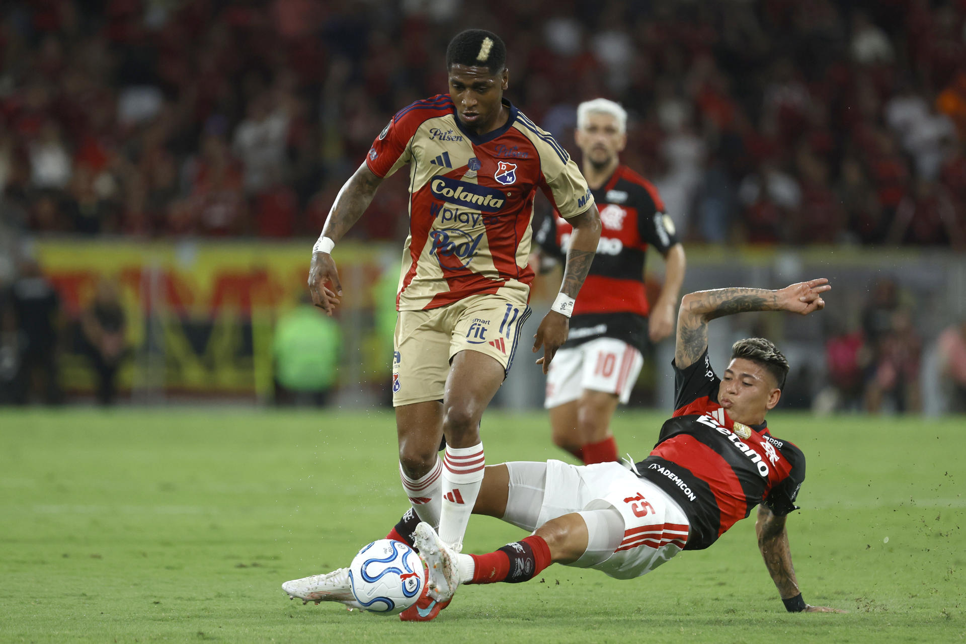 AMDEP3798. RÍO DE JANEIRO (BRASIL), 16/04/2026.- Jorge Carrascal (d) de Flamengo disputa el balón con Yony González de Medellín este jueves, en un partido de la fase de grupo de la Copa Libertadores entre Flamengo e Independiente Medellín en el estadio Maracaná en Río de Janeiro (Brasil). EFE/ Antonio Lacerda