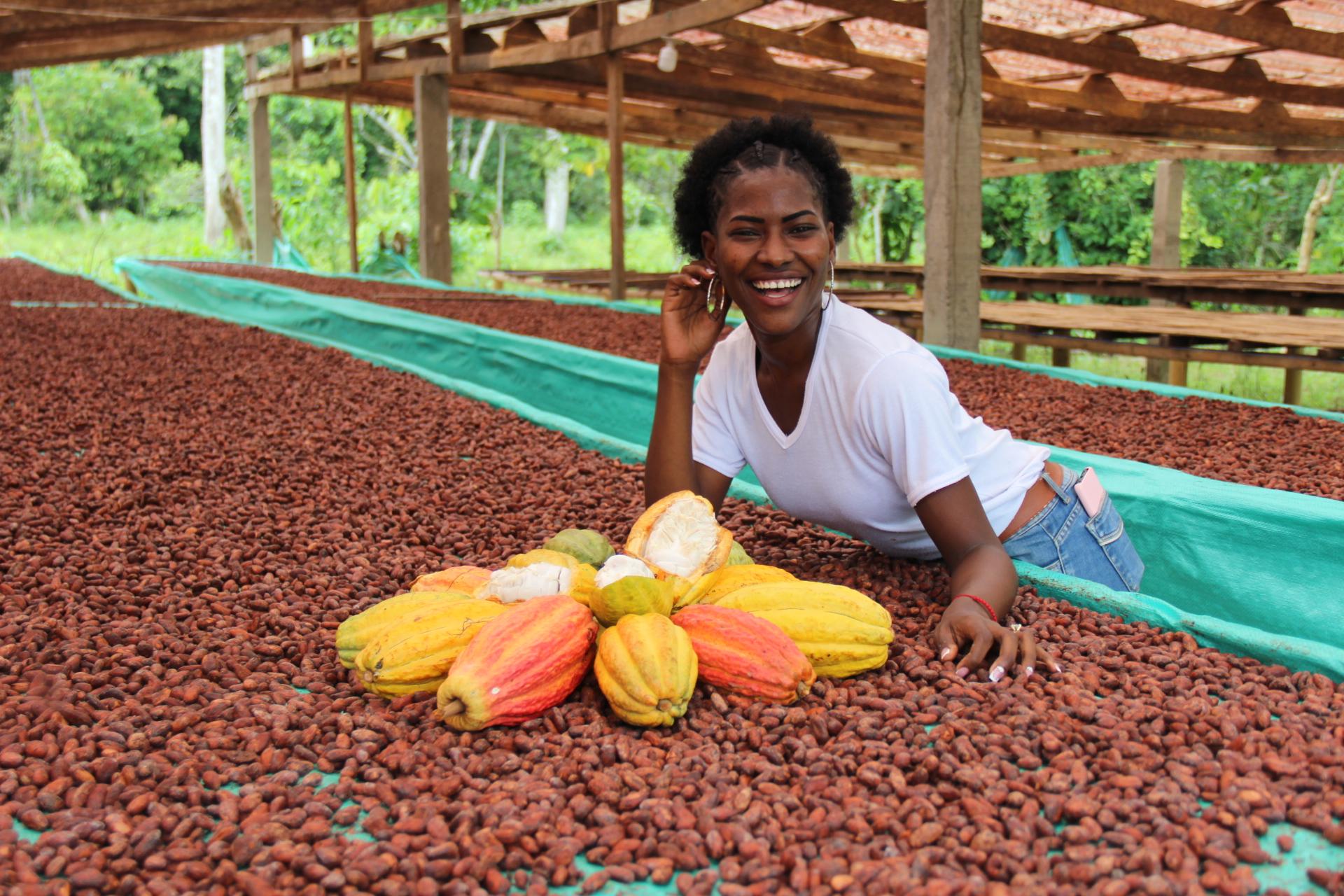 Las mujeres que cambian los recuerdos de la guerra por pepas de cacao