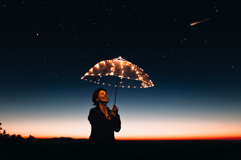 Libra:
A los Libra les encanta en el equilibrio y la justicia. Por esa razón, viven soñando con un mundo más estable y equitativo para todos. Les encanta crear escenarios en donde los conflictos se resuelven sin peleas y en los que la razón prime sobre la ira.

Son soñadores empedernidos y muchas veces parece que viven en un cuento de hadas. No obstante, no se desconectan de la realidad y son capaces de conectar su visión con las situaciones en las que viven día a día.