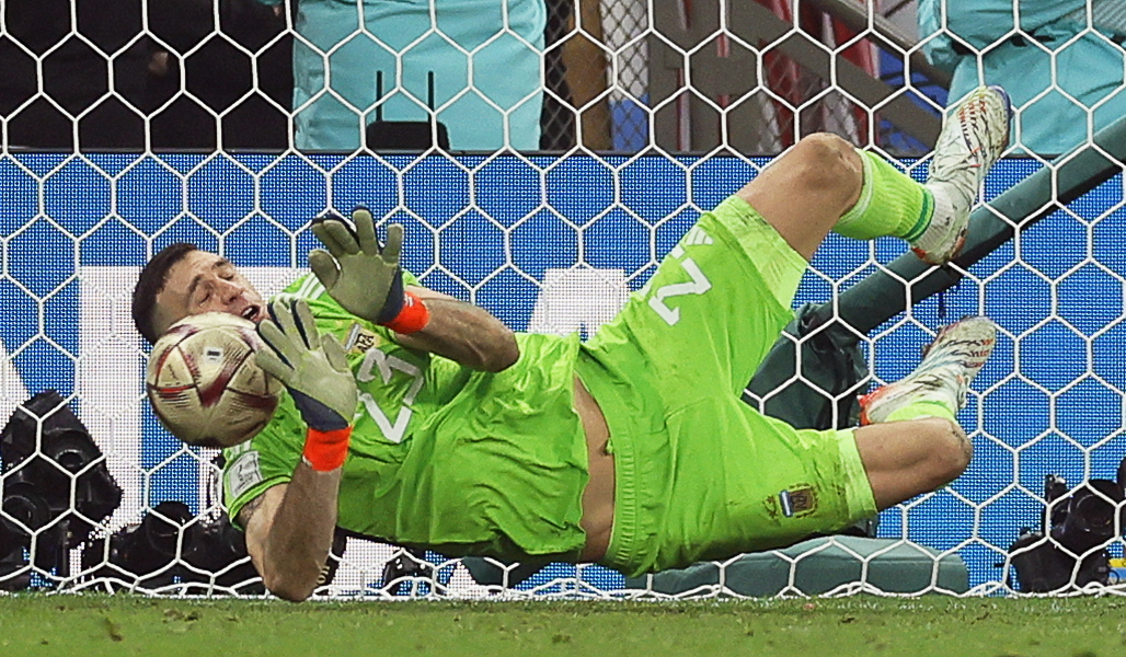 Lusail (Qatar), 18/12/2022.- Argentina's goalkeeper Emiliano Martinez saves against Kingsley Coman of France during the penalty shoot-out of the FIFA World Cup 2022 Final between Argentina and France at Lusail stadium, Lusail, Qatar, 18 December 2022. Argentina won 4-2 on penalties. (Mundial de Fútbol, Francia, Estados Unidos, Catar) EFE/EPA/Ronald Wittek