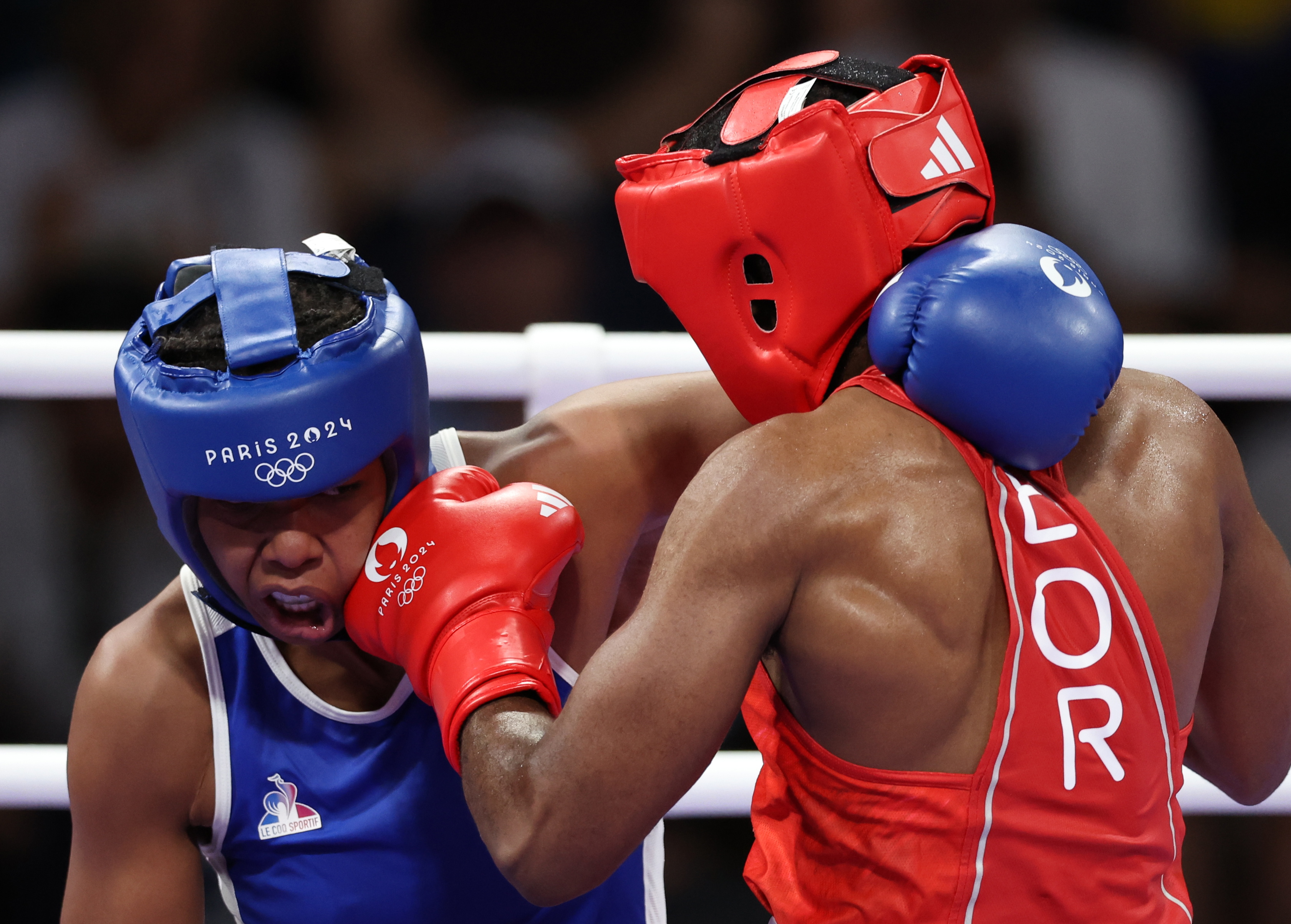 Villepinte (France), 04/08/2024.- Cindy Winner Ngamba of the Refugee Olympic Team (red) and Davina Michel of France (blue) in action during their Women 75kg Quarterfinal bout of the Boxing competitions in the Paris 2024 Olympic Games, at the North Paris Arena in Villepinte, France, 04 August 2024. (Francia) EFE/EPA/ALI HAIDER