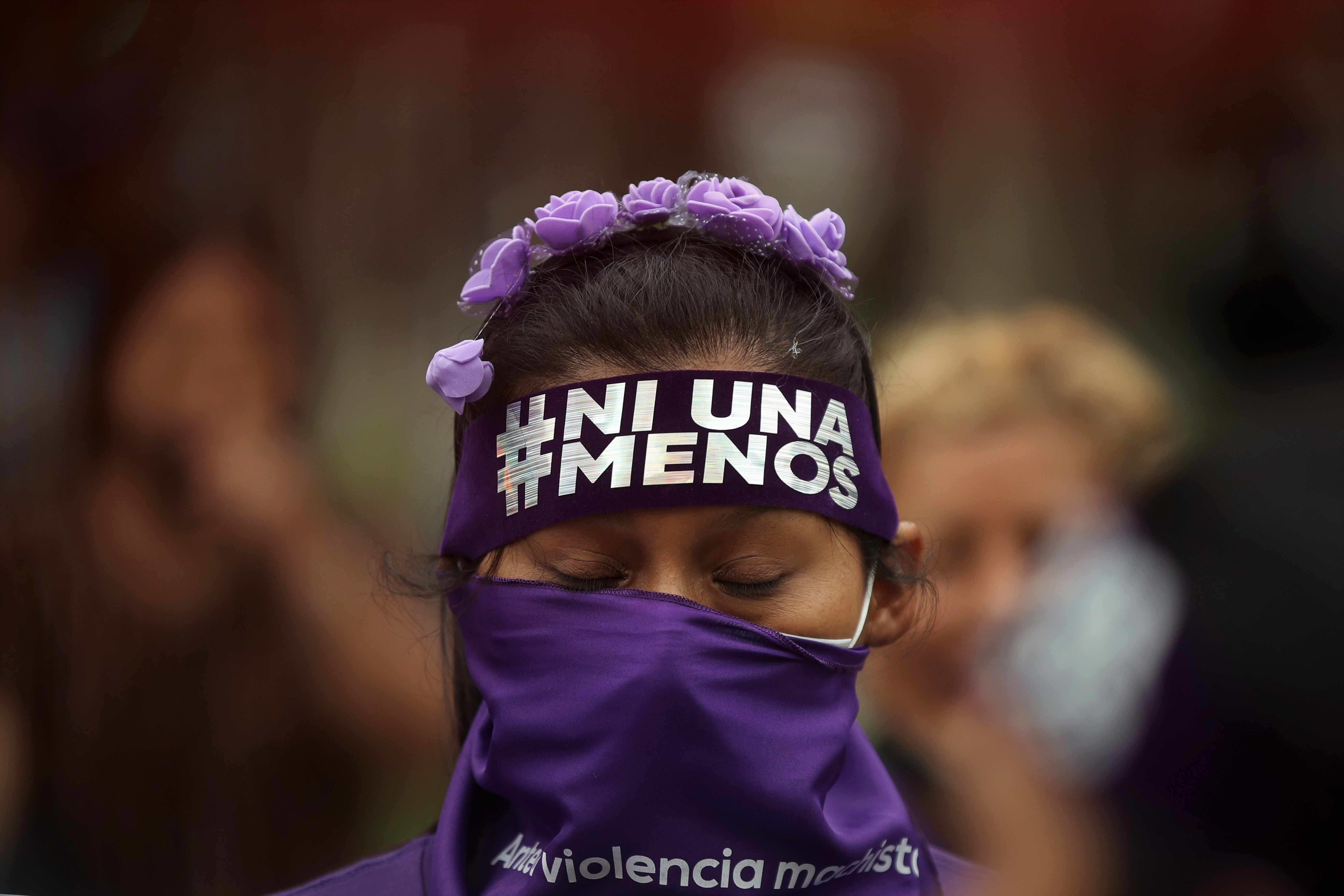 AME2144. BOGOTÁ (COLOMBIA), 21/08/2024.- Fotografía de archivo del 26 de noviembre de 2022 de una mujer participando en una marcha contra la violencia machista en Lima (Perú). Cada cierto tiempo, algún caso de violencia machista en Perú ocupa titulares durante unos días por su crueldad o por la fama de alguna de las partes, como la reciente denuncia de la esposa del futbolista Christian Cueva. Pero las agresiones a las mujeres es algo cotidiano en el paisaje del país andino. EFE/ Paolo Aguilar