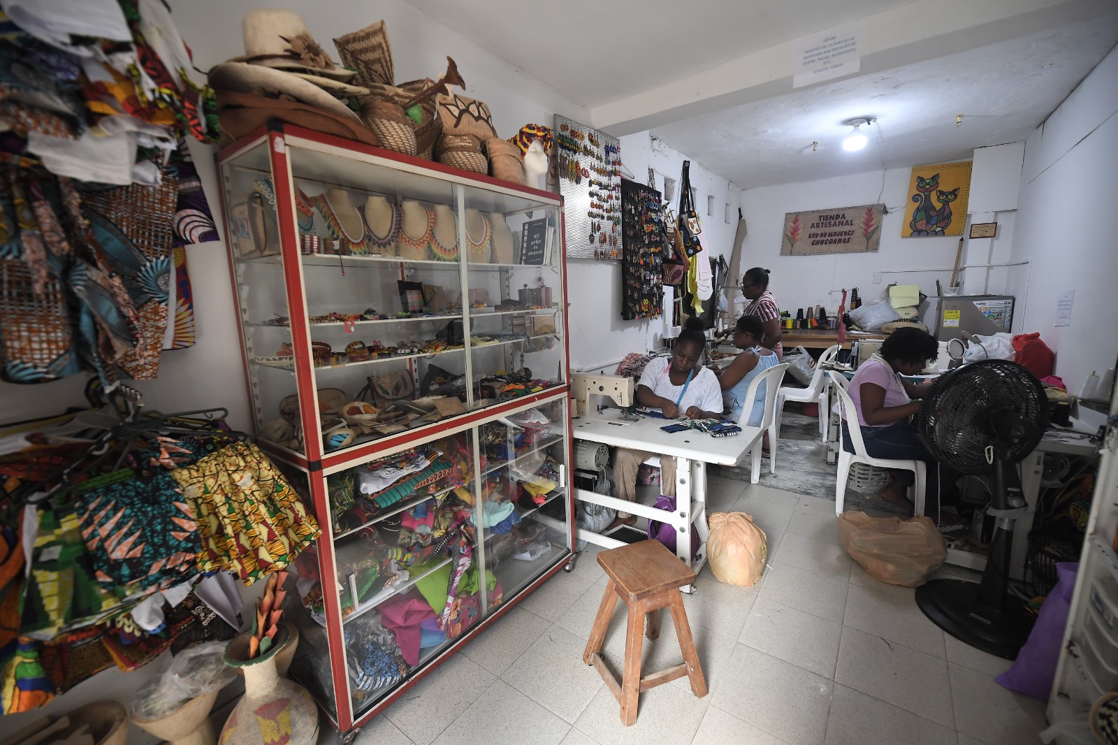 Otra de las apuestas de la Red Departamental de Mujeres Chocoanas es una tienda artesanal que busca impulsar la sostenibilidad de las mujeres.