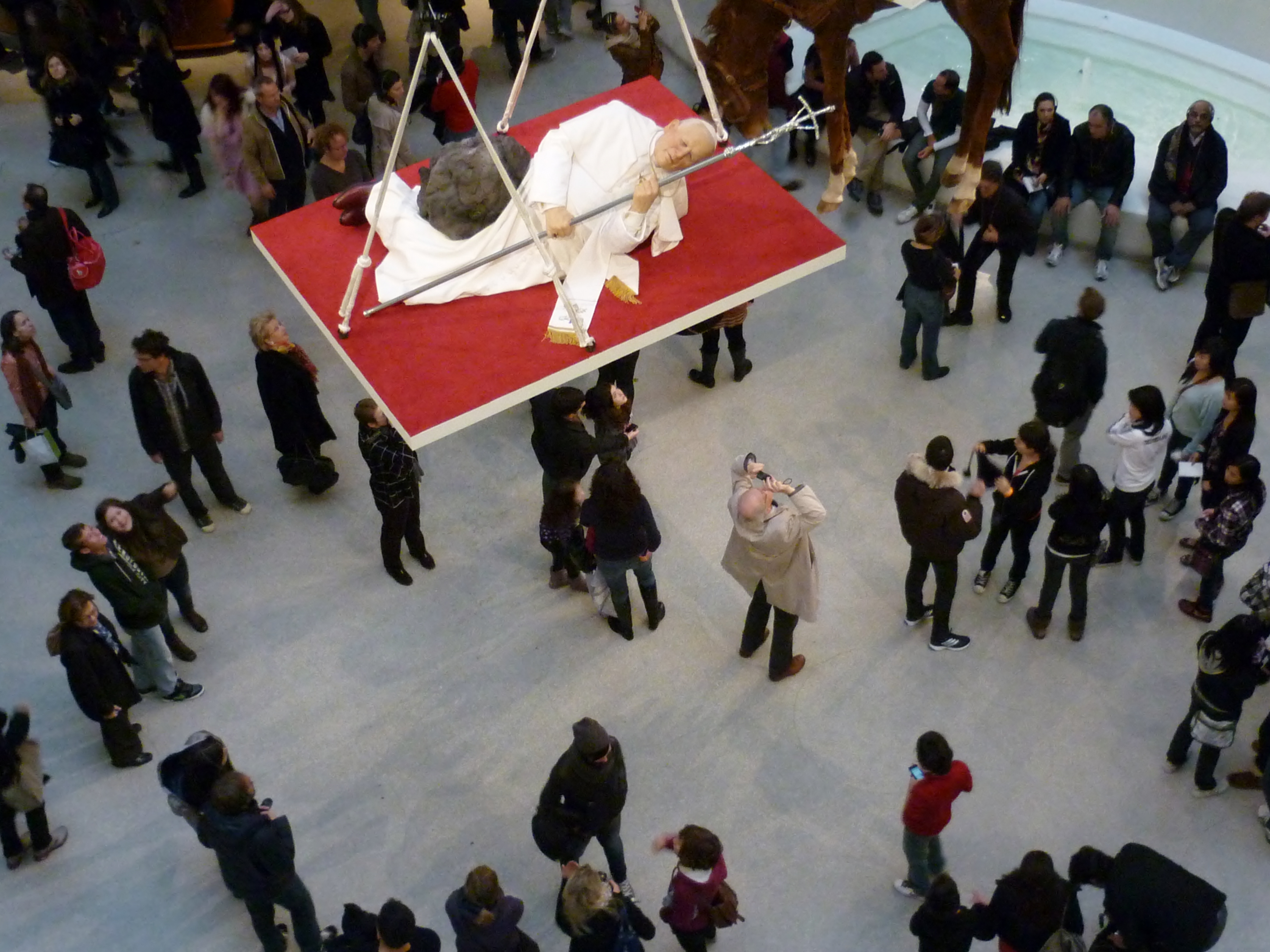 Artista italiano revive polémica obra que representa al papa Juan Pablo II esta Semana Santa