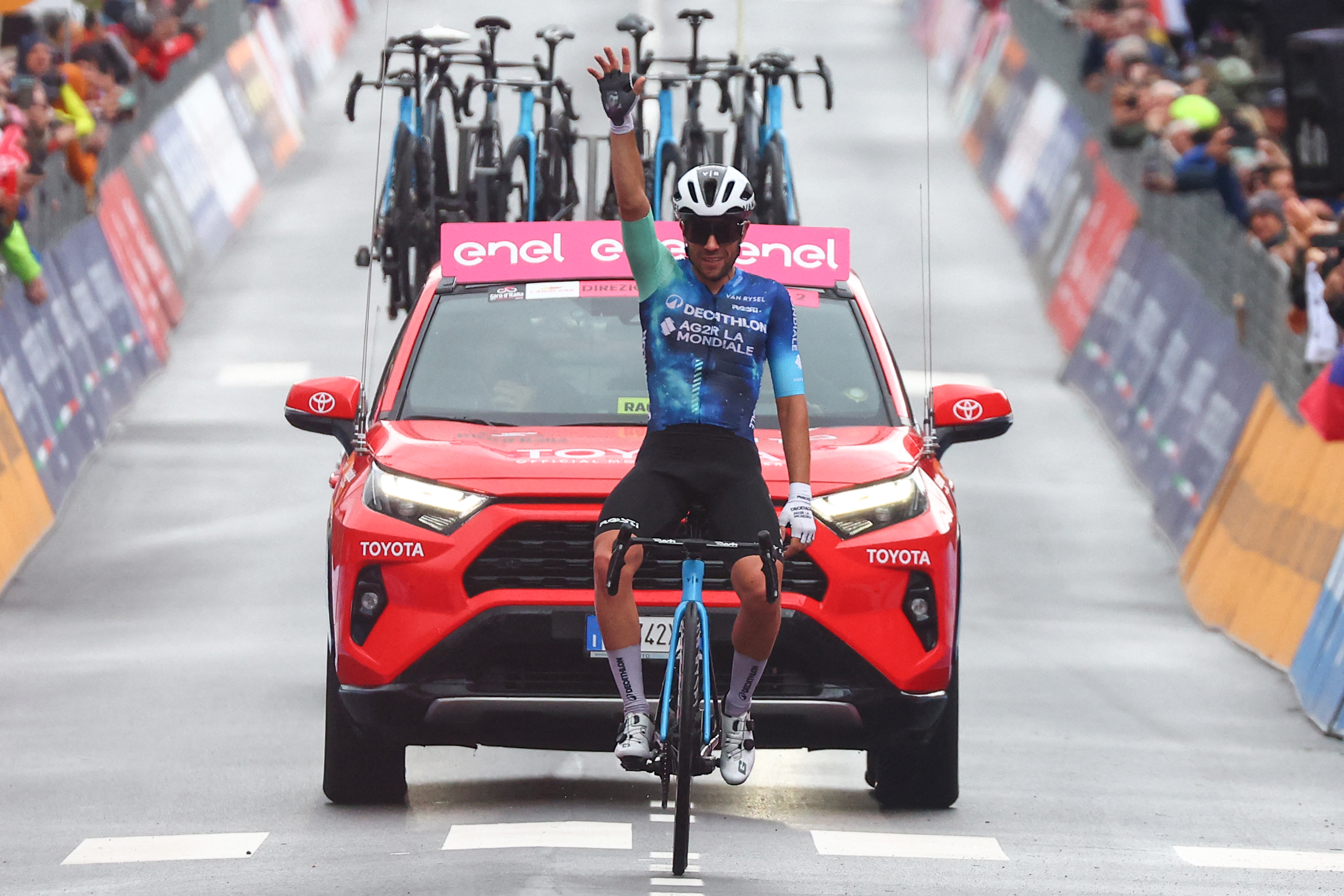 Andrea Vendrame se impuso este viernes en el Giro: ¿cómo le fue a Dani Martínez?