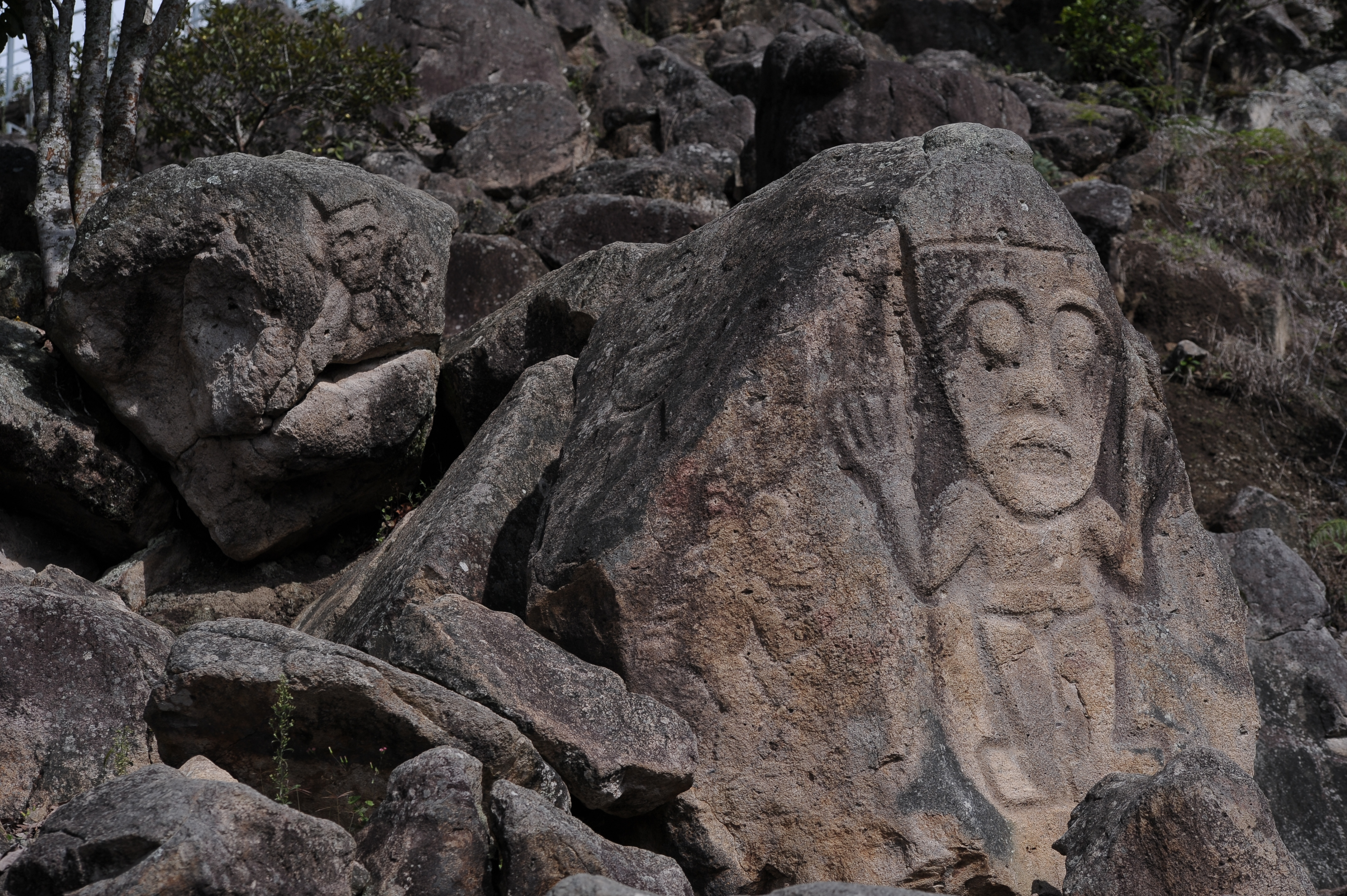 Recorrido por el parque arqueológico, en el que se ven esculturas, megalitos , canales y piletas.