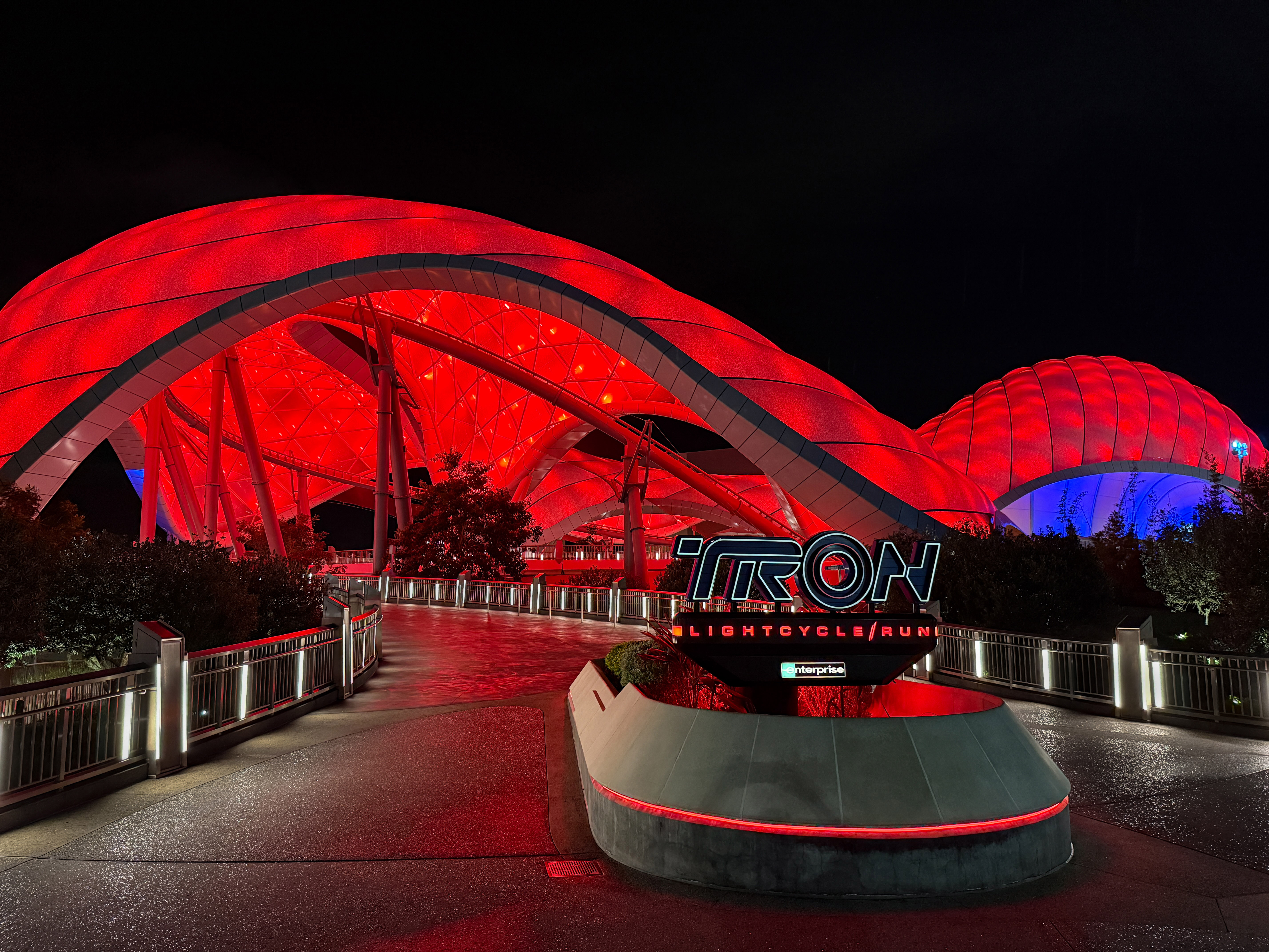 TRON Lightcycle / Run presented by Enterprise contará con un overlay especial inspirado en la película Tron: Ares, con la banda sonora de Nine Inch Nails.