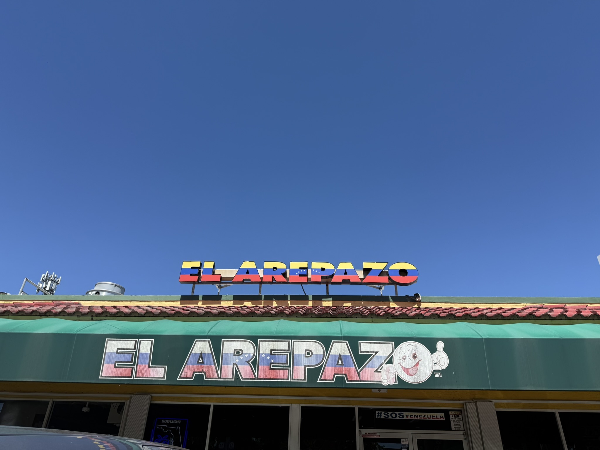 USA1221. MIAMI (ESTADOS UNIDOS), 10/03/2025.- Fotografía del 7 de marzo del restaurante El Arepazo en Doral (Estados Unidos). A tres semanas del vencimiento del TPS para venezolanos, un beneficio migratorio que protege a 348.000 de estos nacionales, Doral, la ciudad con mayor concentración de migrantes de ese país en Estados Unidos, ha comenzado a sufrir sus consecuencias, según dijeron a EFE políticos, empresarios y residentes. EFE/Alicia Civita